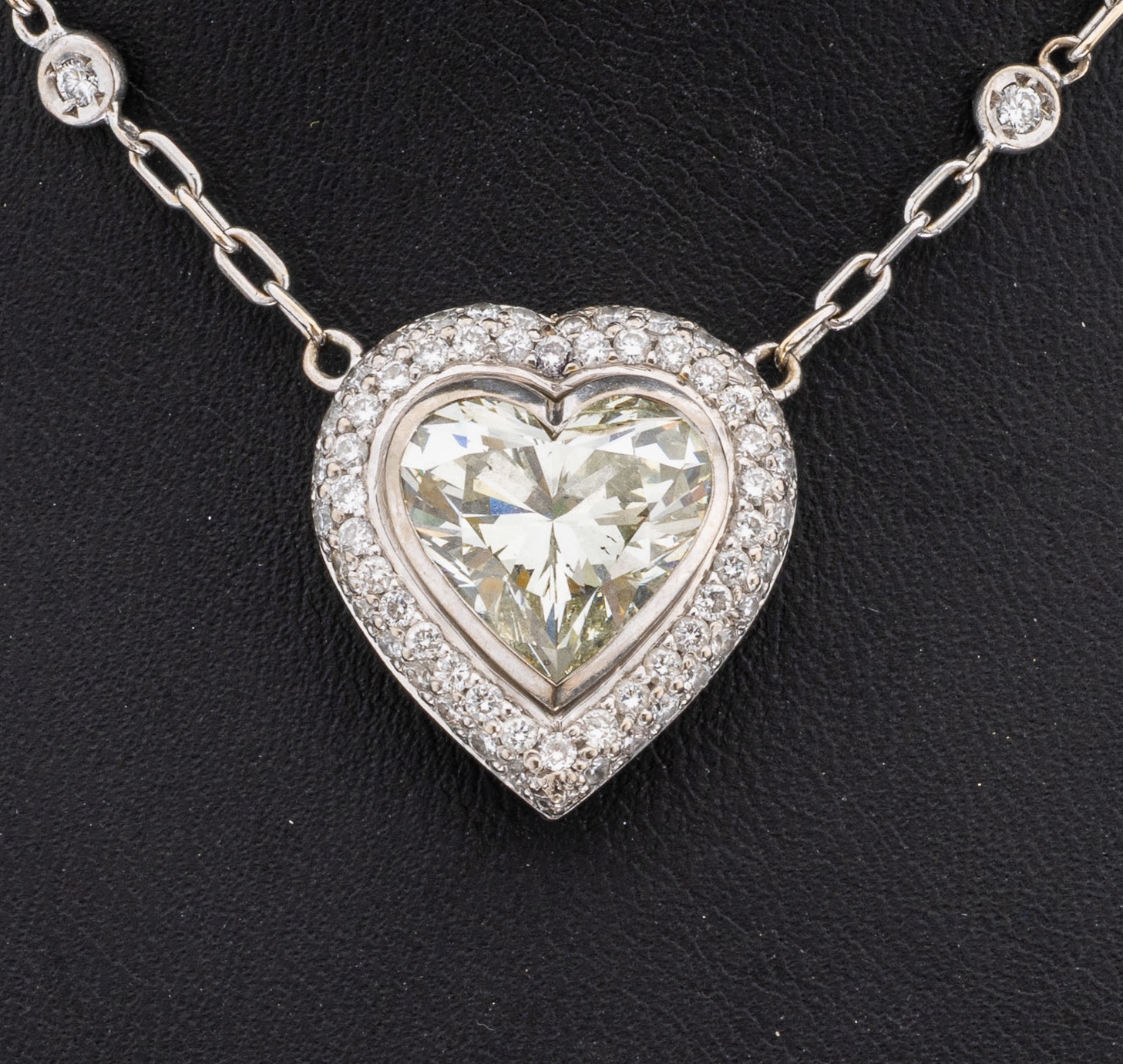 Detail a: 18 kt Gold Diamant-Collier, WG 750/000, qualitätvolle Verarbeitung, herzf. Mittelteil,mittig facett. Diamant-Herz ca. 5.3960 ct Getönt (N)/si2, ...