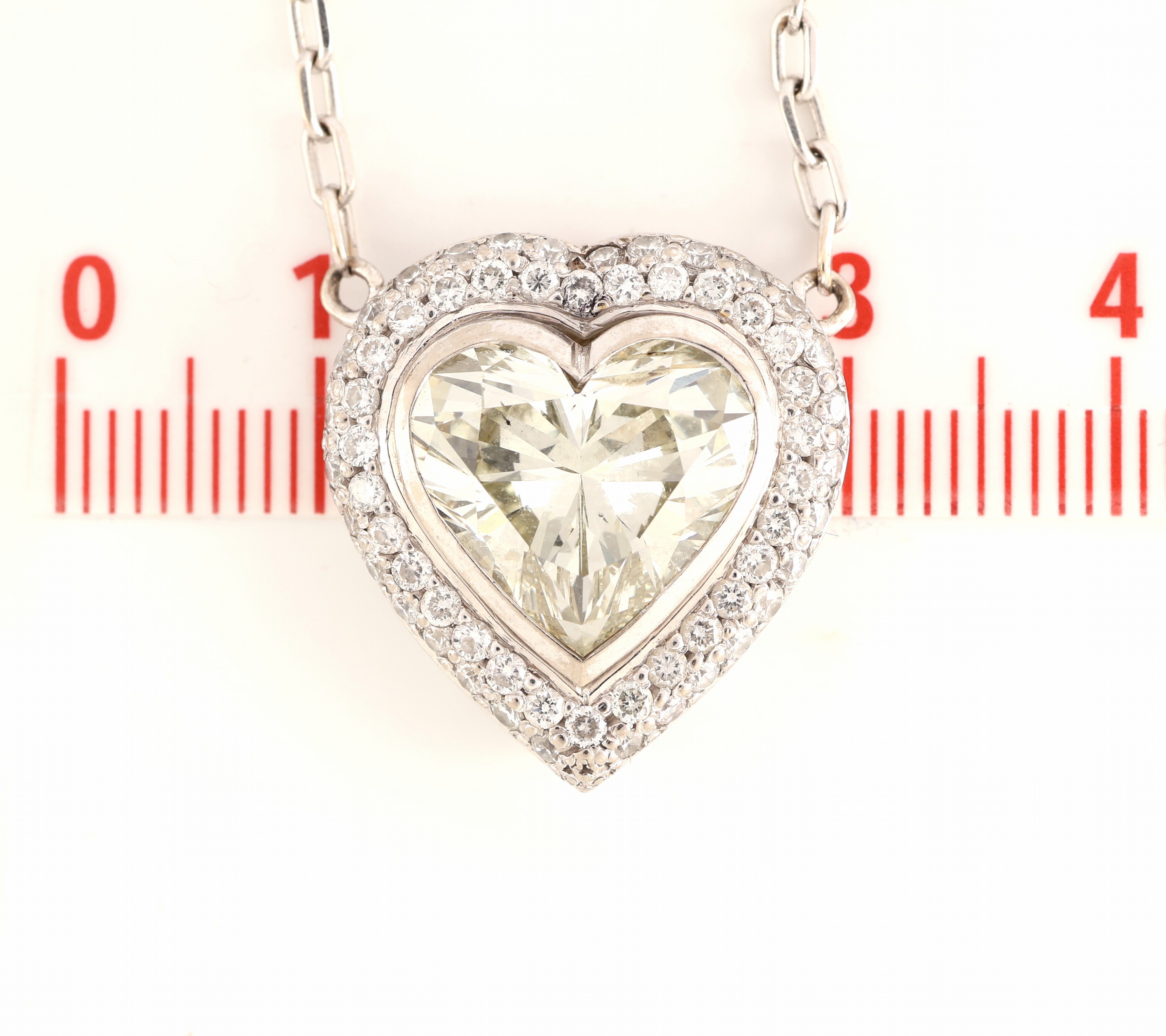 Detail b: 18 kt Gold Diamant-Collier, WG 750/000, qualitätvolle Verarbeitung, herzf. Mittelteil,mittig facett. Diamant-Herz ca. 5.3960 ct Getönt (N)/si2, ...