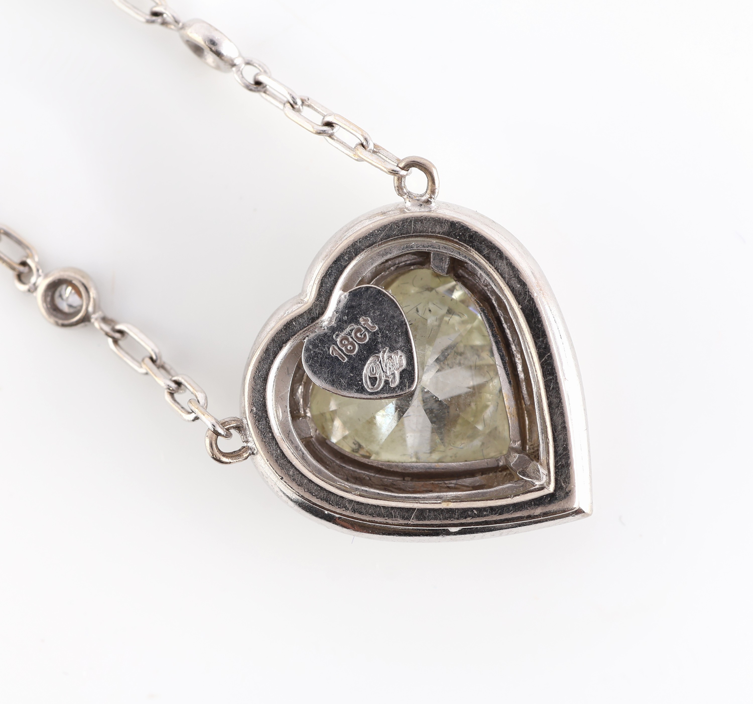 Detail c: 18 kt Gold Diamant-Collier, WG 750/000, qualitätvolle Verarbeitung, herzf. Mittelteil,mittig facett. Diamant-Herz ca. 5.3960 ct Getönt (N)/si2, ...