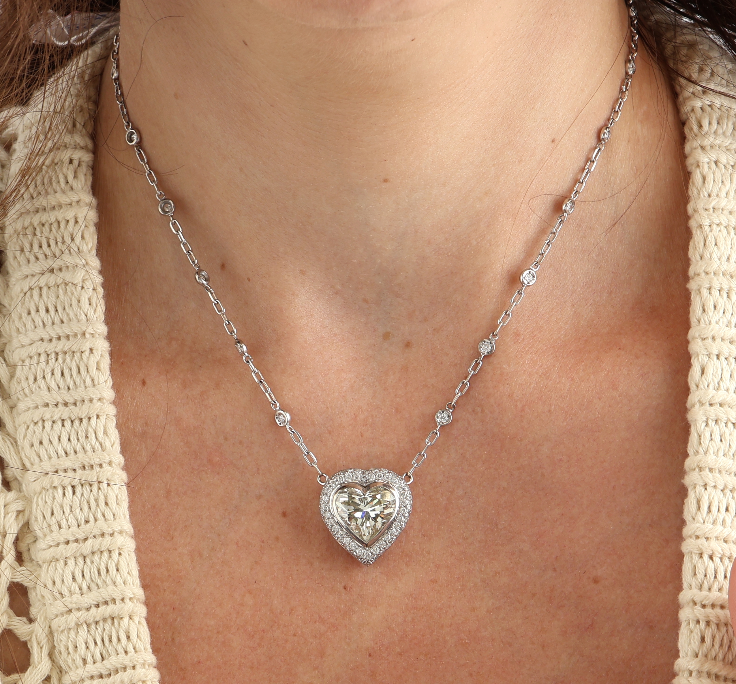 Detail e: 18 kt Gold Diamant-Collier, WG 750/000, qualitätvolle Verarbeitung, herzf. Mittelteil,mittig facett. Diamant-Herz ca. 5.3960 ct Getönt (N)/si2, ...