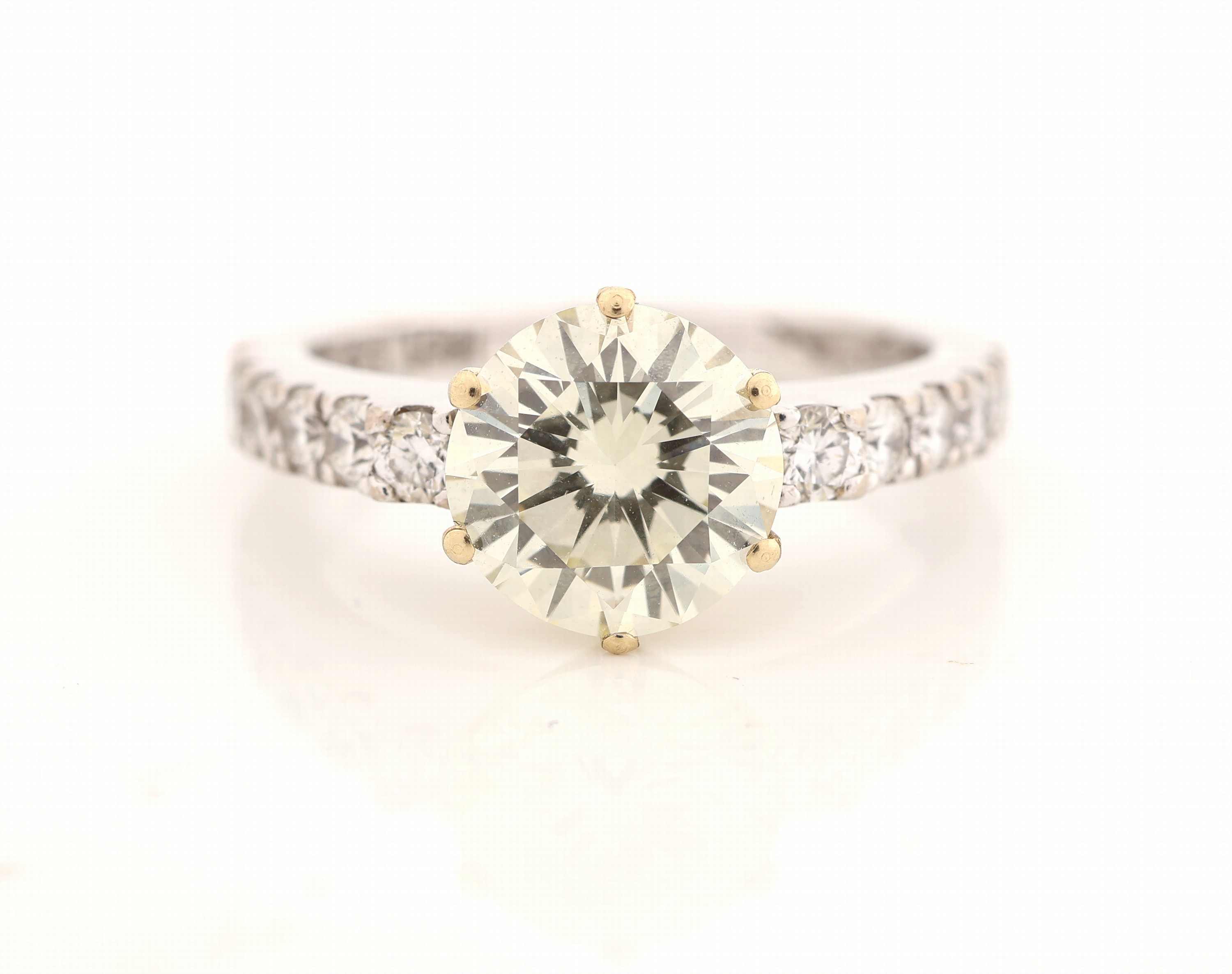 Detail a: 18 kt Gold Brillant-Ring, WG/GG 750/000, mittig in GG gefasster Brillant ca. 1.9670 ct Getönt (R)(yellow)/vs2, Ringschultern mit 12 Brillanten zus. ...