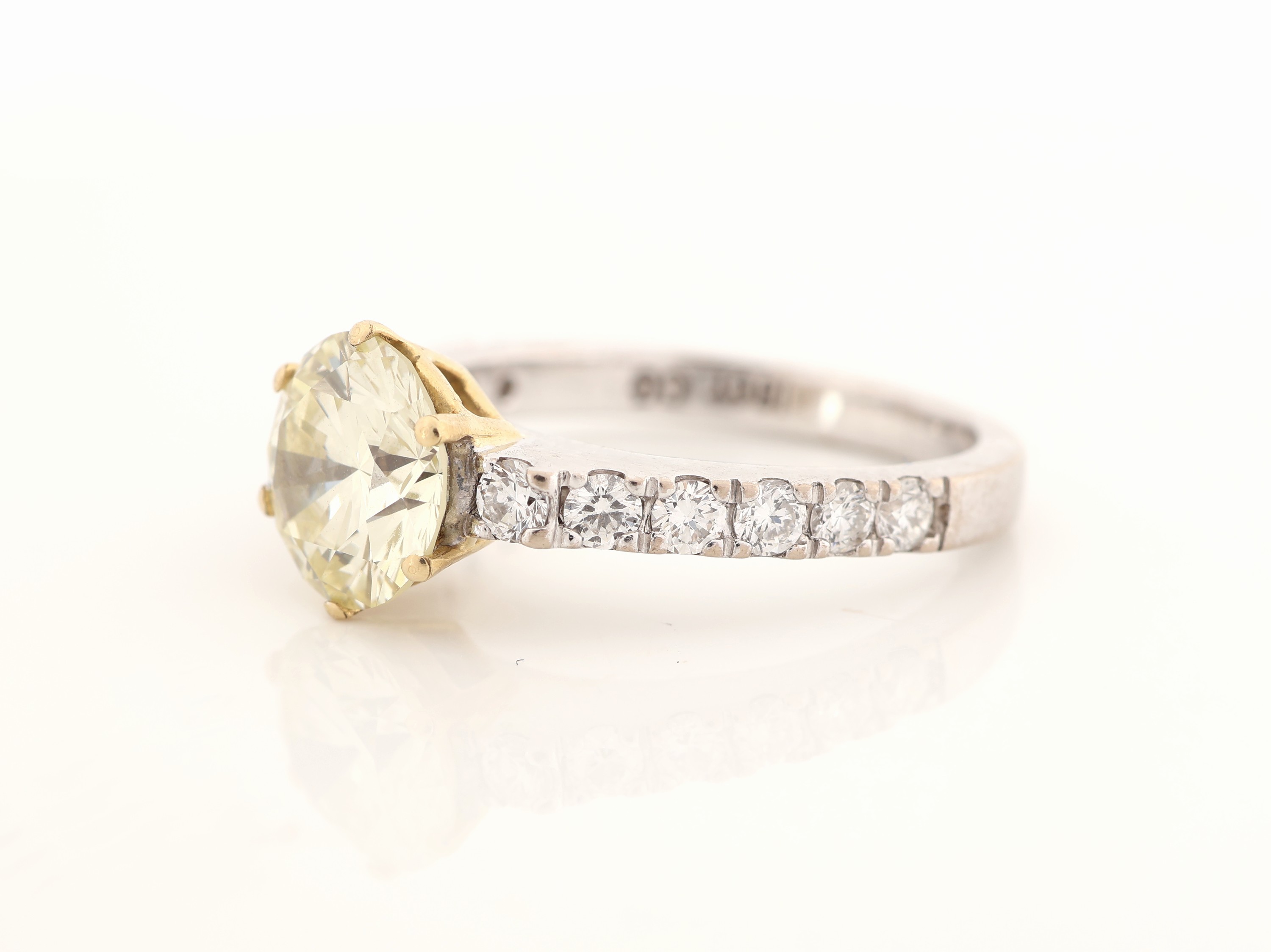 Detail b: 18 kt Gold Brillant-Ring, WG/GG 750/000, mittig in GG gefasster Brillant ca. 1.9670 ct Getönt (R)(yellow)/vs2, Ringschultern mit 12 Brillanten zus. ...