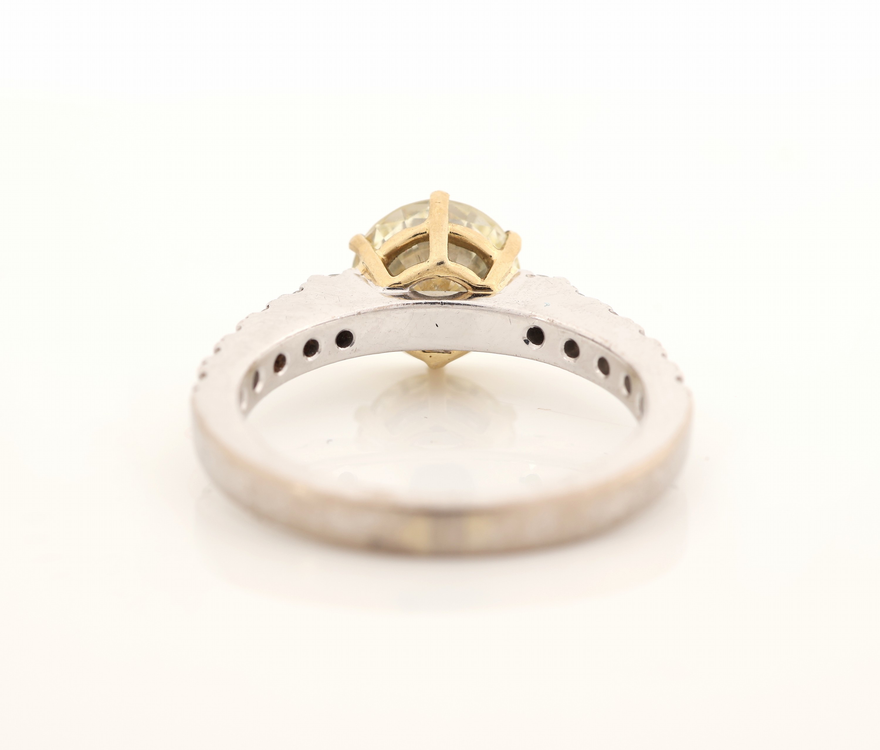 Detail c: 18 kt Gold Brillant-Ring, WG/GG 750/000, mittig in GG gefasster Brillant ca. 1.9670 ct Getönt (R)(yellow)/vs2, Ringschultern mit 12 Brillanten zus. ...