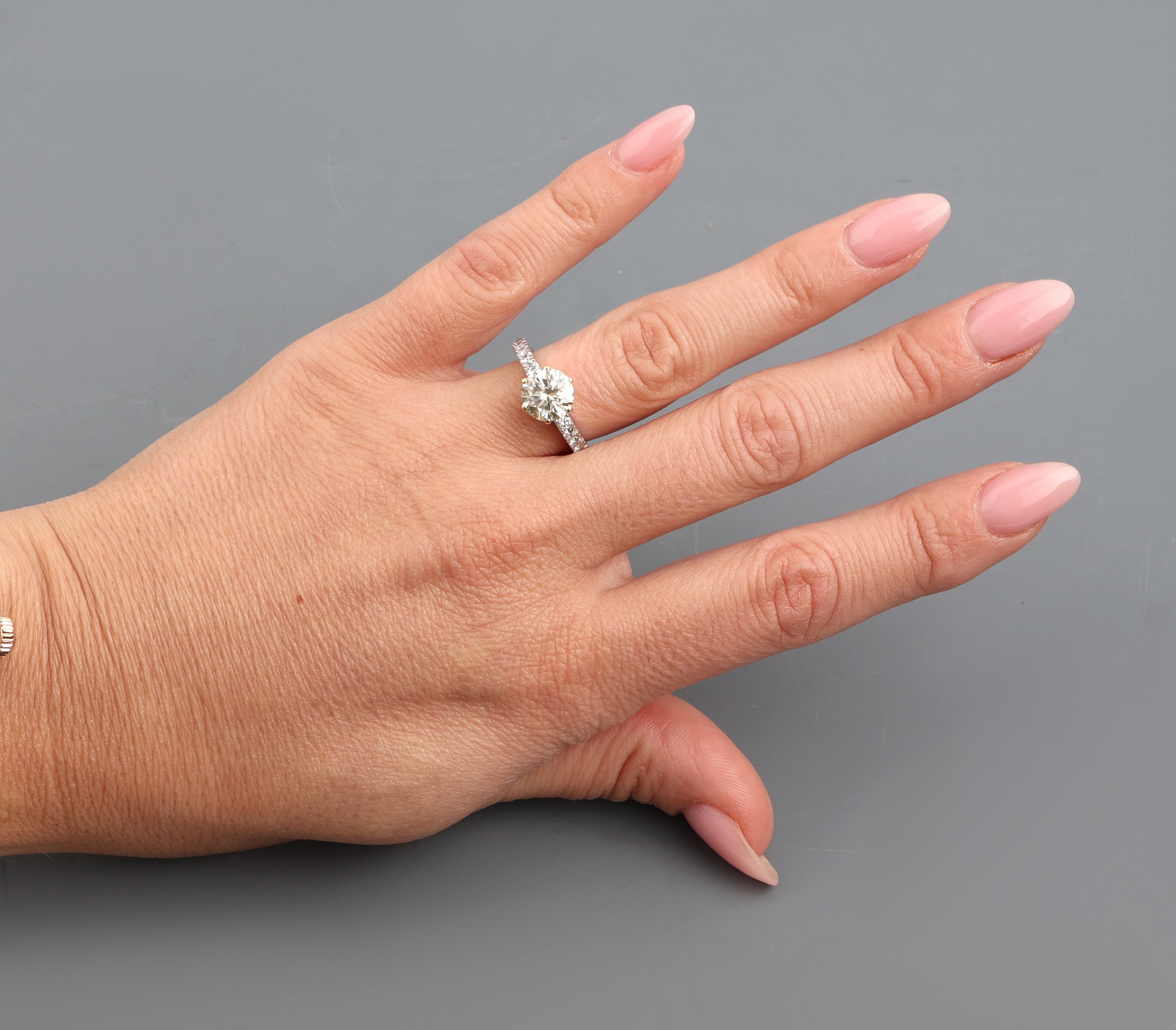 Detail d: 18 kt Gold Brillant-Ring, WG/GG 750/000, mittig in GG gefasster Brillant ca. 1.9670 ct Getönt (R)(yellow)/vs2, Ringschultern mit 12 Brillanten zus. ...