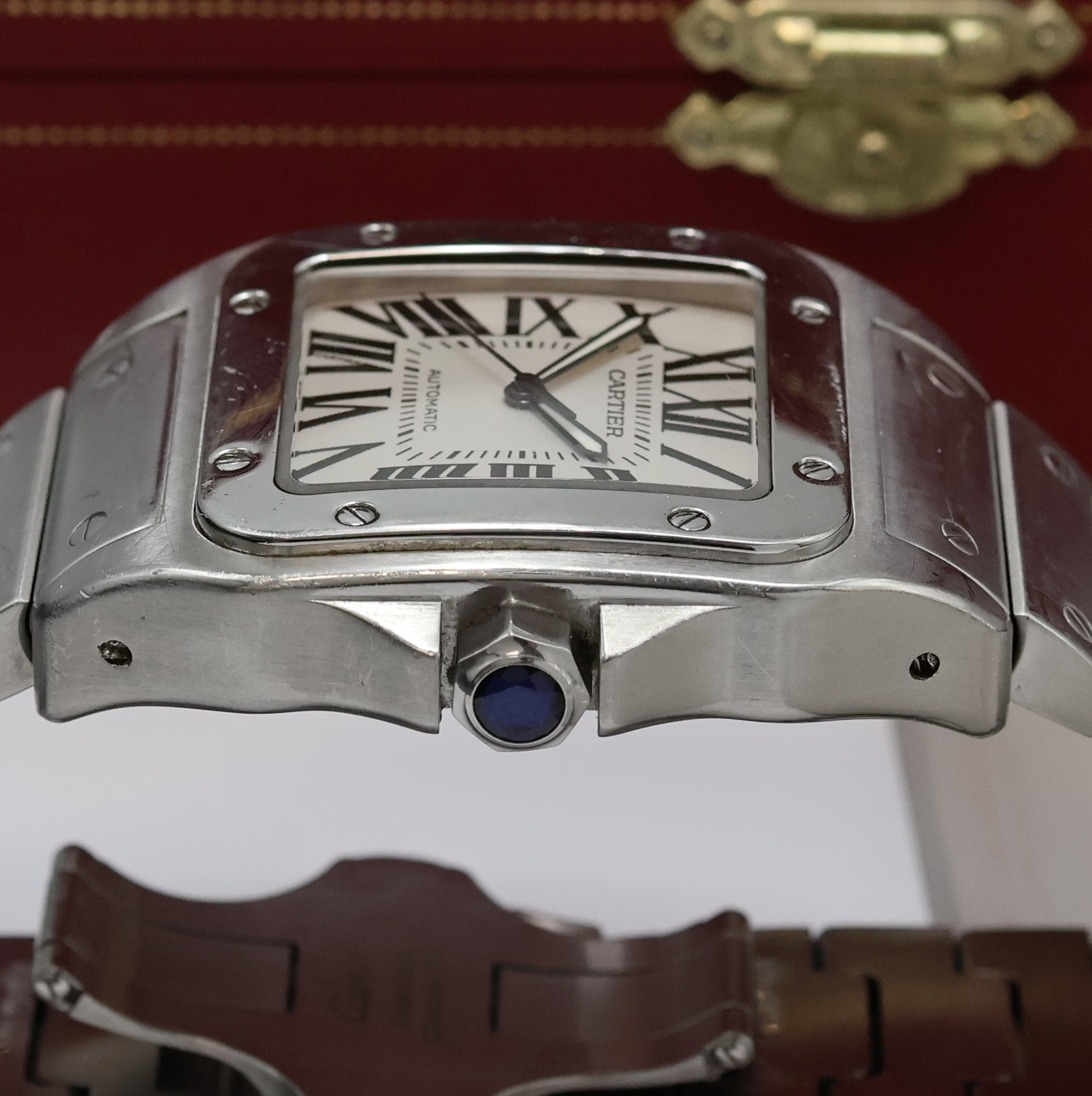 Detail c: CARTIER Armbanduhr Santos 100 Referenz 2656,Automatik, Edelstahlgeh. inkl. Gliederband m. dopp. Faltschl., Boden und Lünette 8-fach verschr., silb. ...