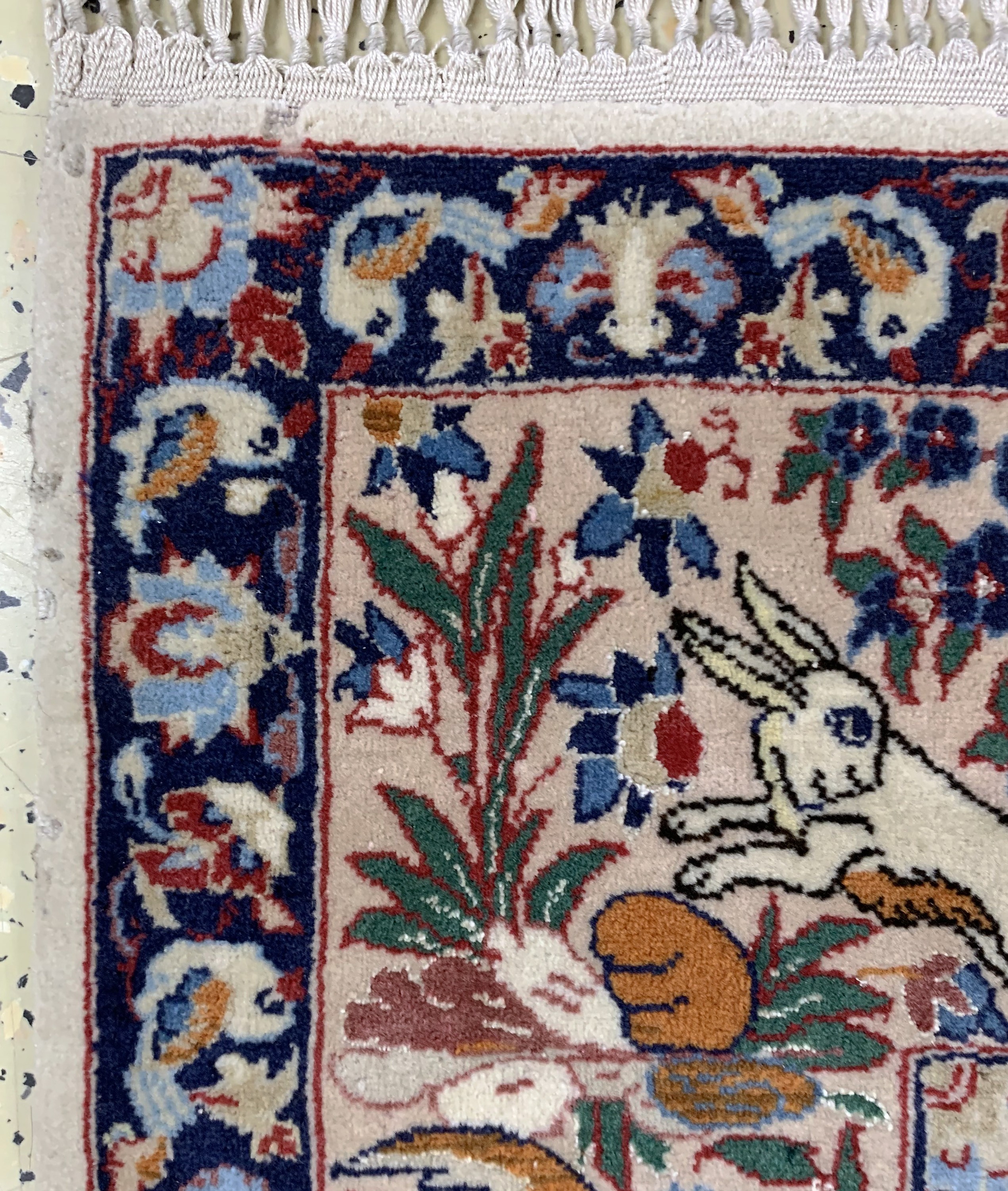 Detail e: Esfahan fein, Persien, Mitte 20.Jhd, Korkwolle mit und auf Seide, ca. 170 x 107 cm,minimale Mottenfraß am Rand, EHZ: 2(reinigungsbedürftig)
