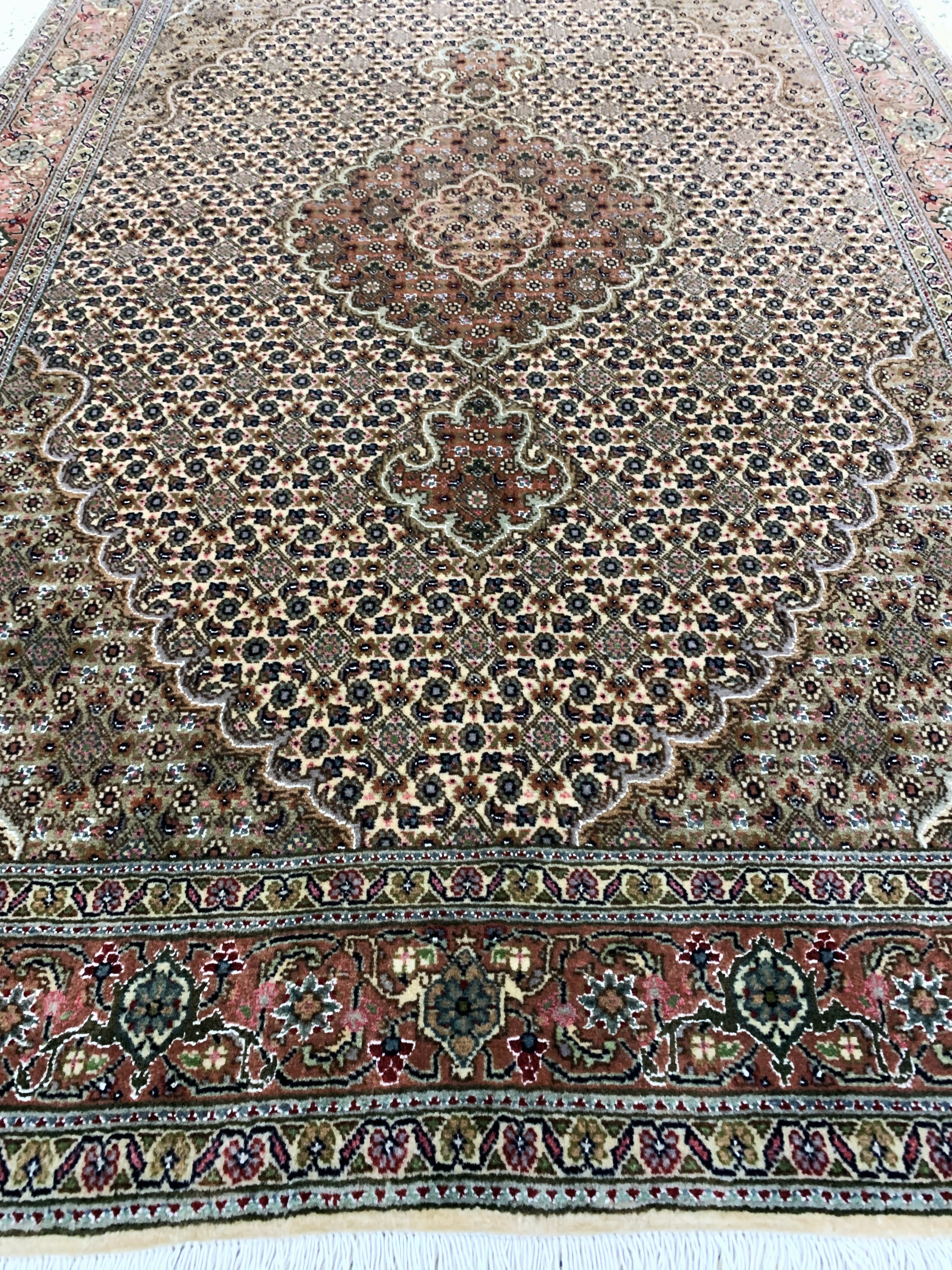 Detail d: Täbriz fein(50 Raj), Persien, Ende 20.Jhd, Korkwolle mit Seide, ca. 150 x 102 cm, ca. 500.000 Kn/qm, EHZ: 1-2