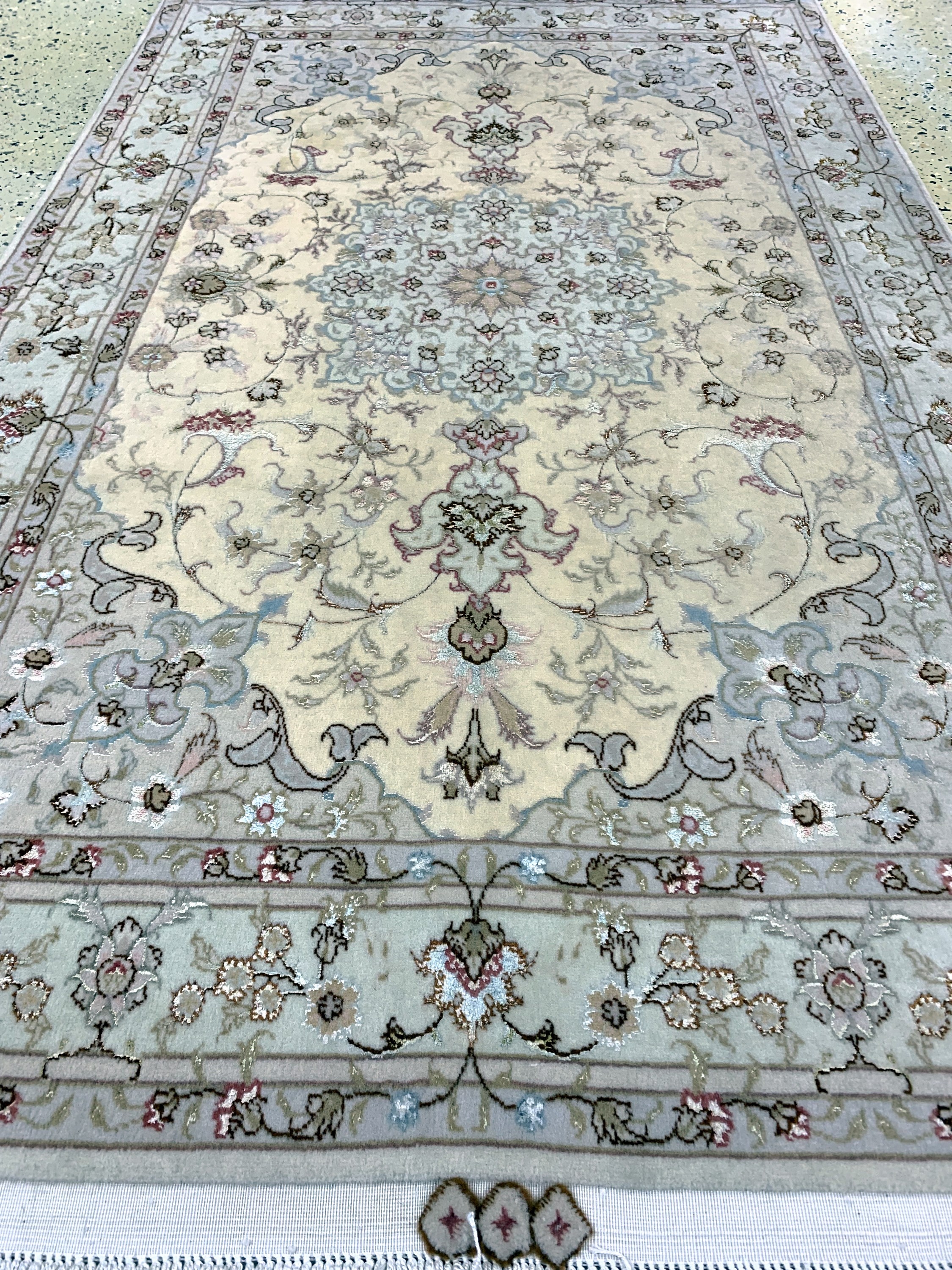 Detail d: Täbriz fein(50 Raj), Persien, Ende 20.Jhd, Korkwolle mit und auf Seide, ca. 160 x 100 cm,ca. 500.000 Kn/qm, EHZ: 1-2