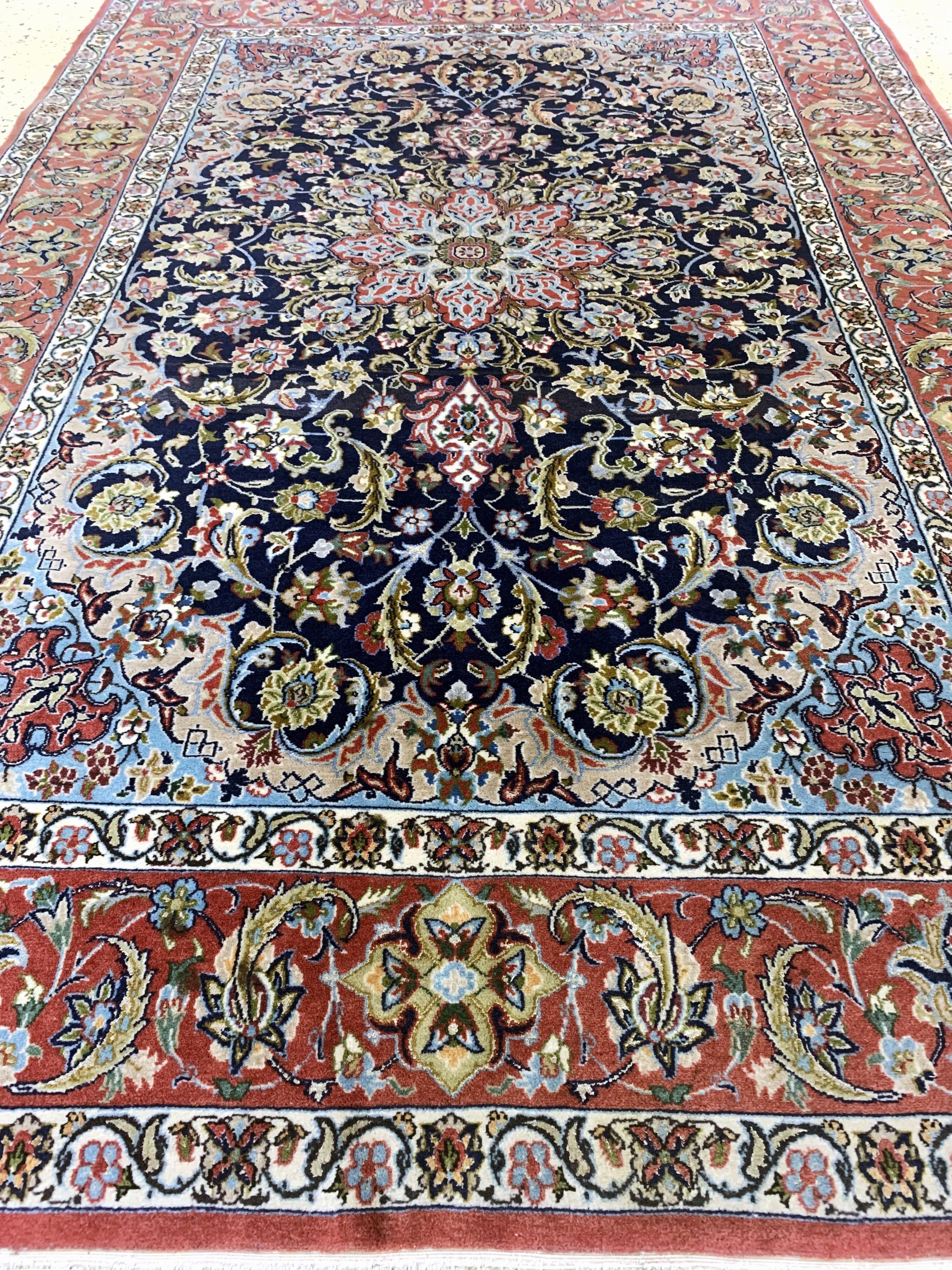 Detail d: Esfahan fein, Persien, Mitte 20.Jhd, Korkwolle mit und auf Seide, ca. 163 x 112 cm,ca. 1,0 Mio. Kn/qm, EHZ: 2