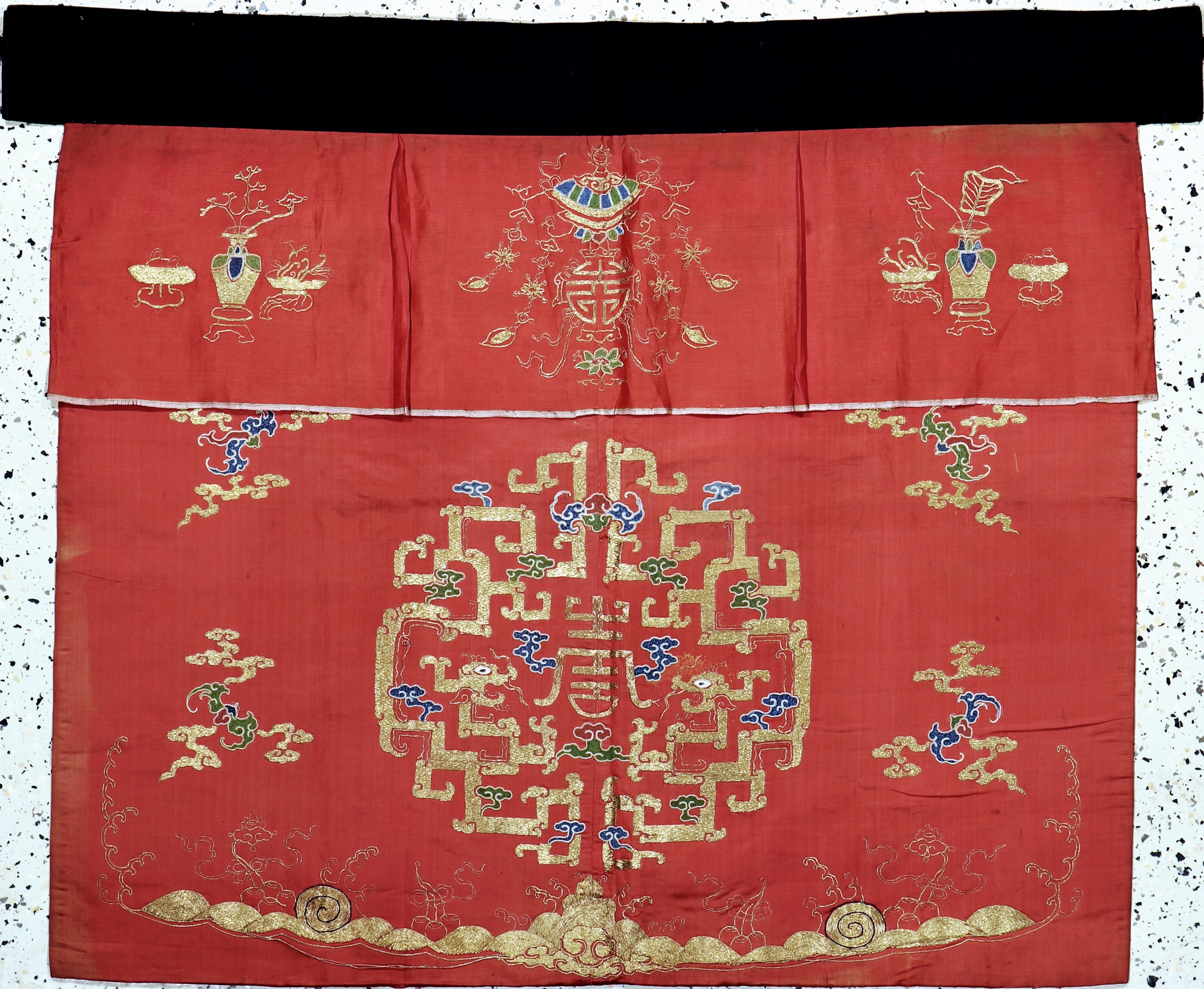 Seiden-Metallstickerei antik, "Altar-Behang", China, um 1900, Seide-Metall auf Seiden bestickt, ca. 100 x 90 cm, EHZ: 2