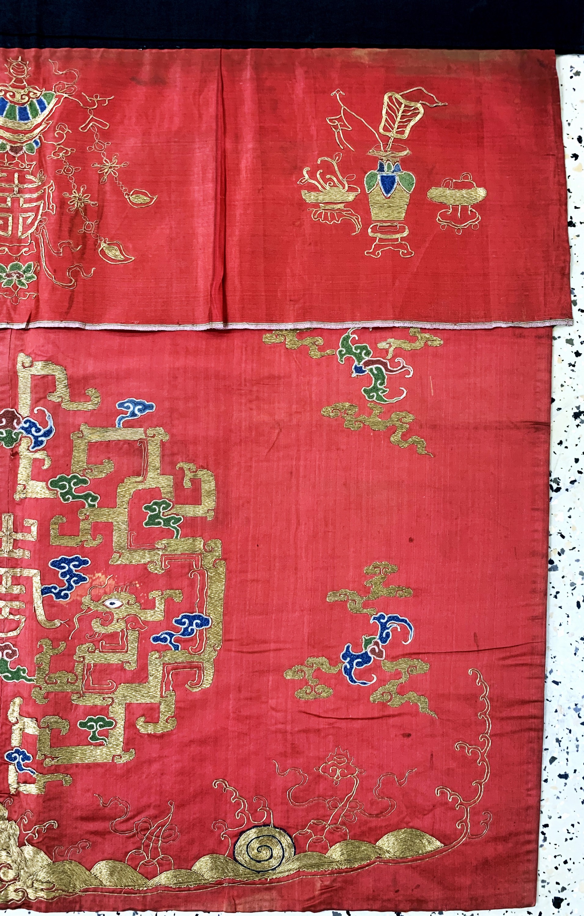 Detail a: Seiden-Metallstickerei antik, "Altar-Behang", China, um 1900, Seide-Metall auf Seiden bestickt, ca. 100 x 90 cm, EHZ: 2
