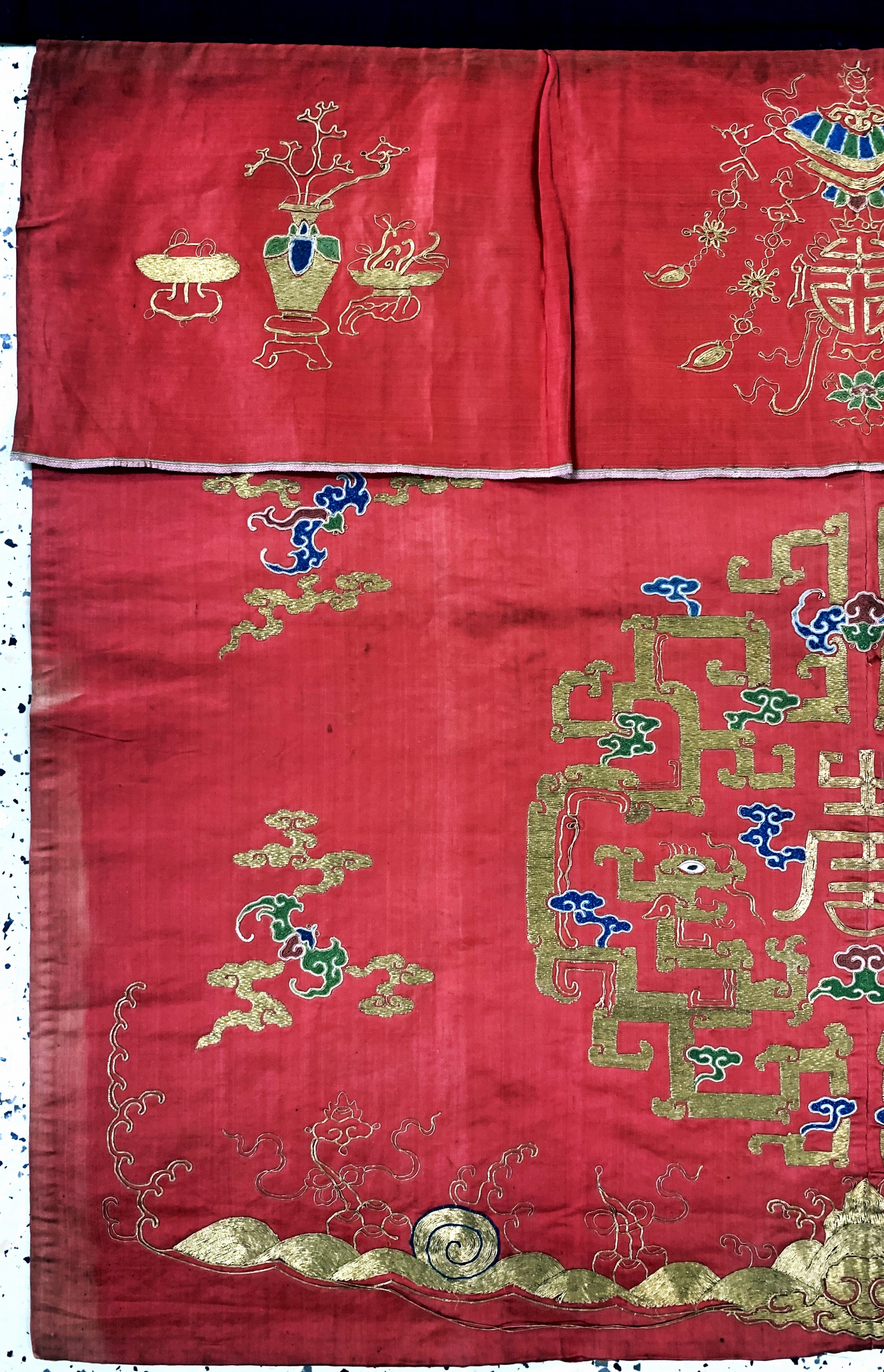 Detail b: Seiden-Metallstickerei antik, "Altar-Behang", China, um 1900, Seide-Metall auf Seiden bestickt, ca. 100 x 90 cm, EHZ: 2