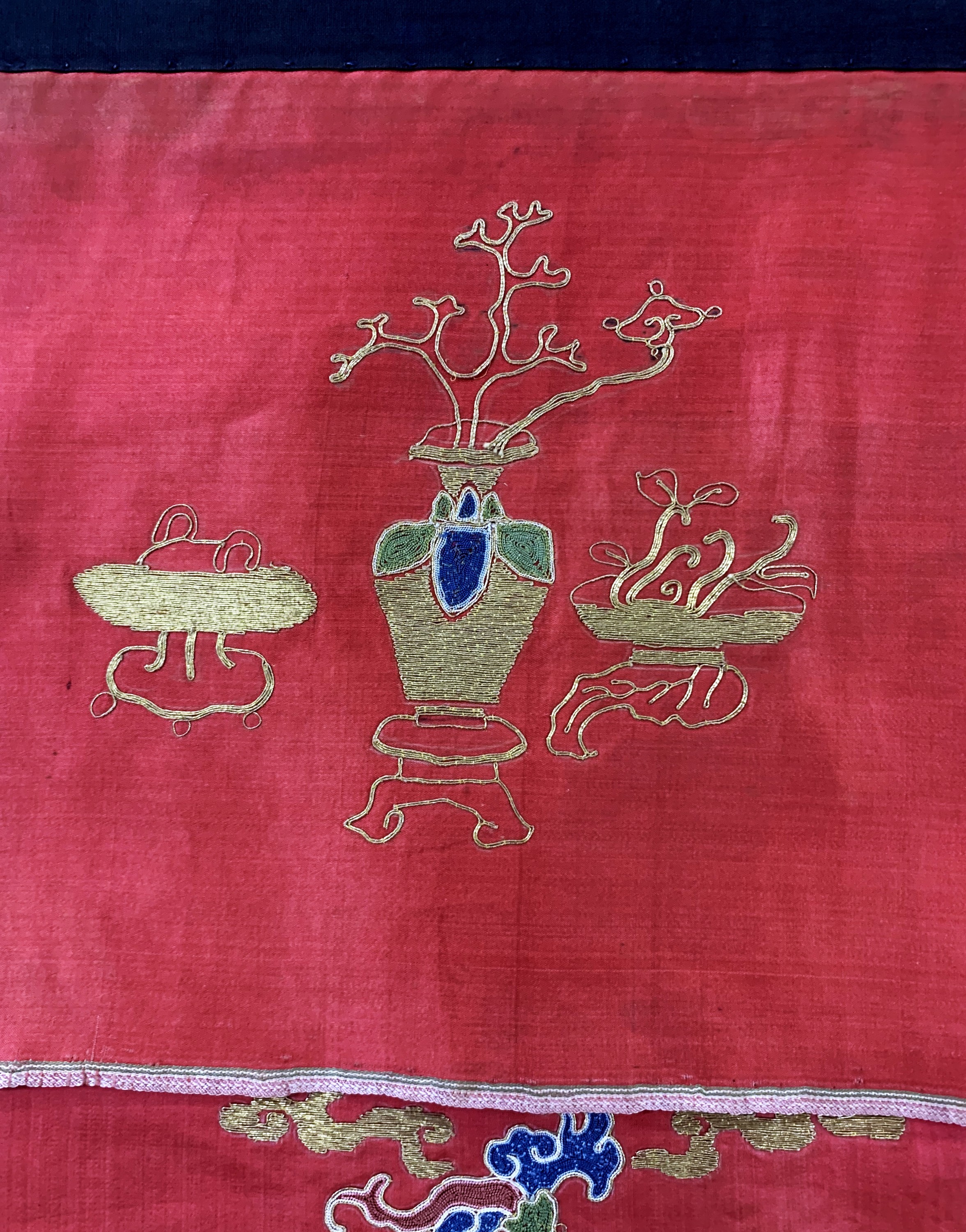 Detail c: Seiden-Metallstickerei antik, "Altar-Behang", China, um 1900, Seide-Metall auf Seiden bestickt, ca. 100 x 90 cm, EHZ: 2