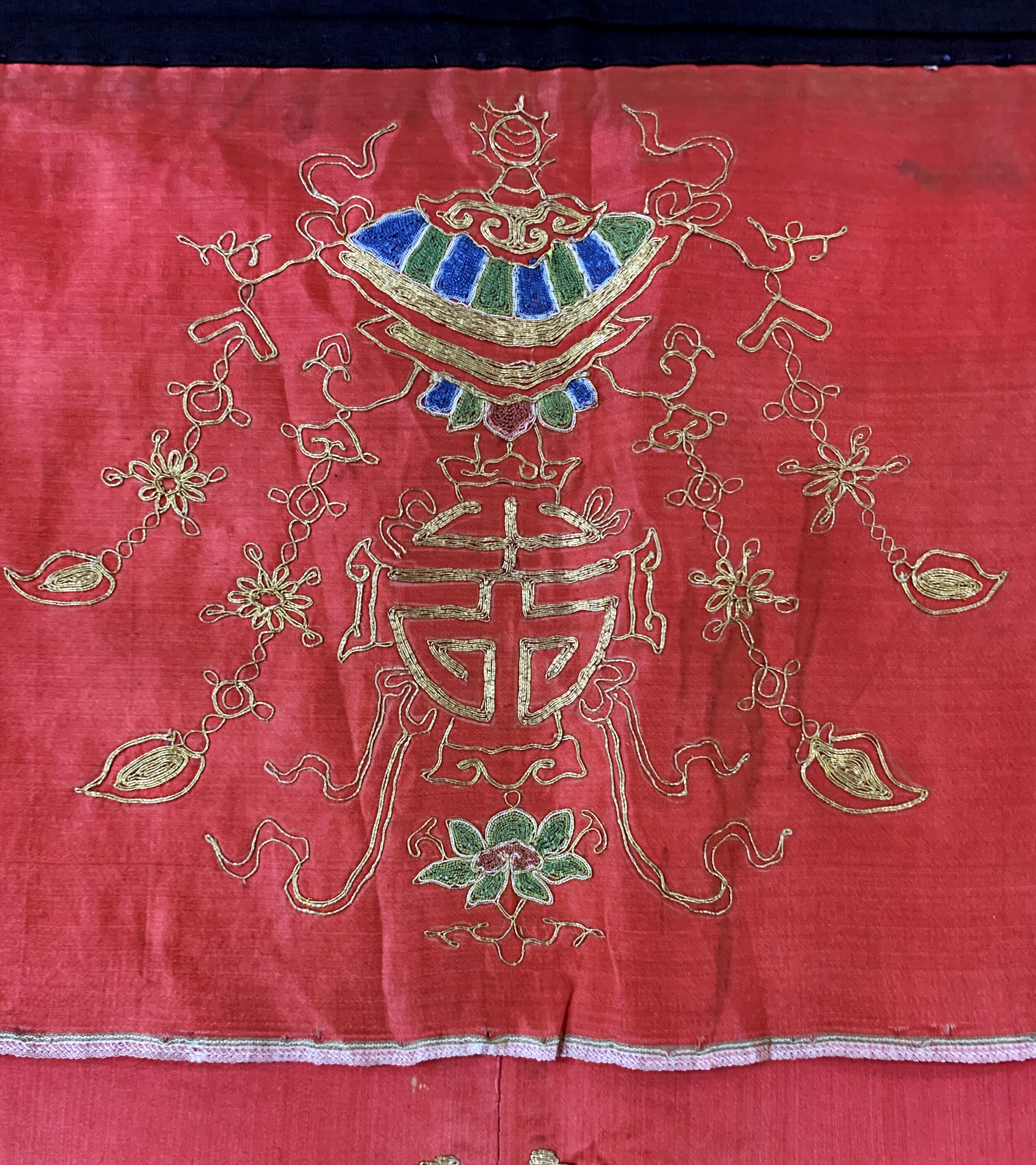 Detail d: Seiden-Metallstickerei antik, "Altar-Behang", China, um 1900, Seide-Metall auf Seiden bestickt, ca. 100 x 90 cm, EHZ: 2
