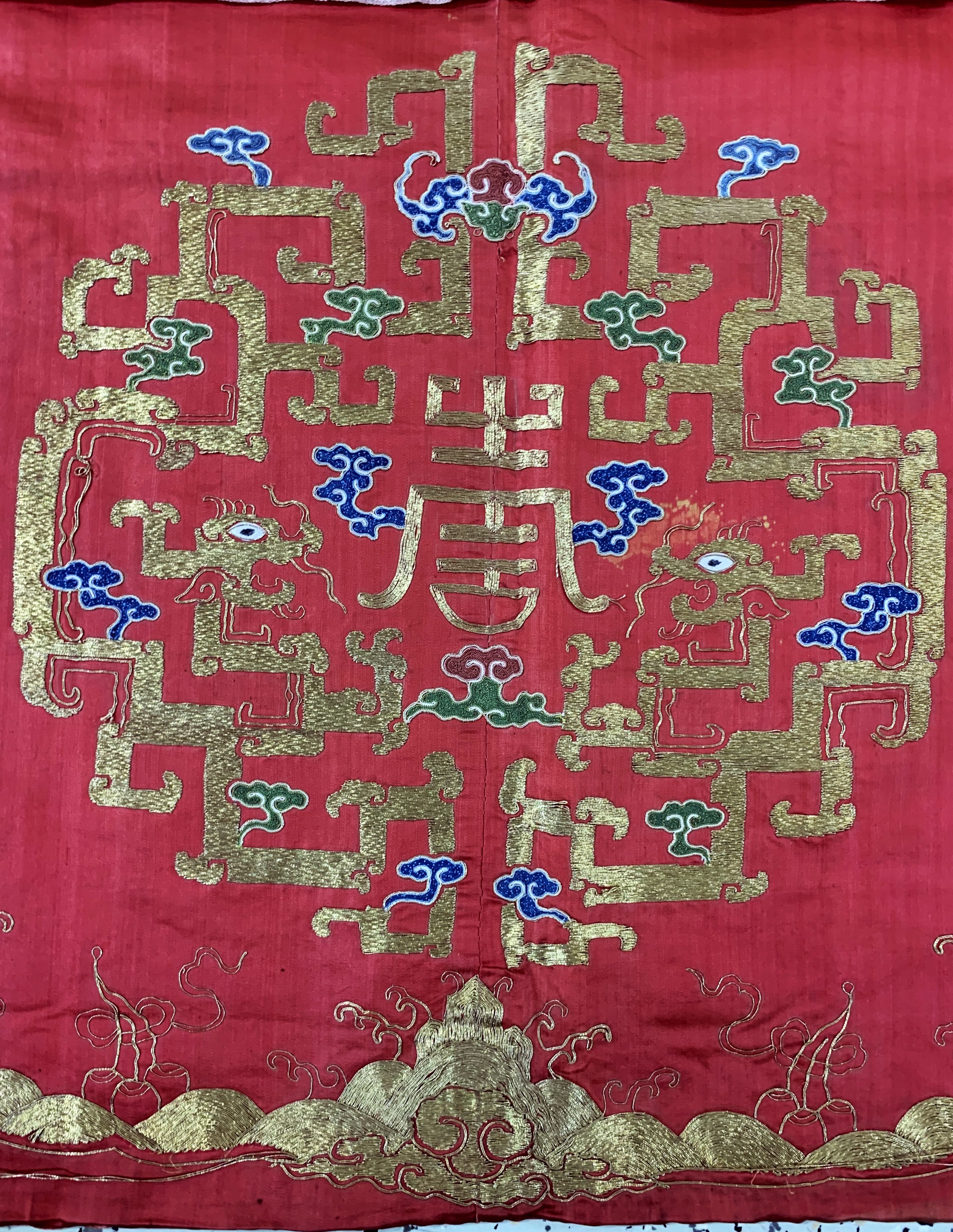 Detail e: Seiden-Metallstickerei antik, "Altar-Behang", China, um 1900, Seide-Metall auf Seiden bestickt, ca. 100 x 90 cm, EHZ: 2