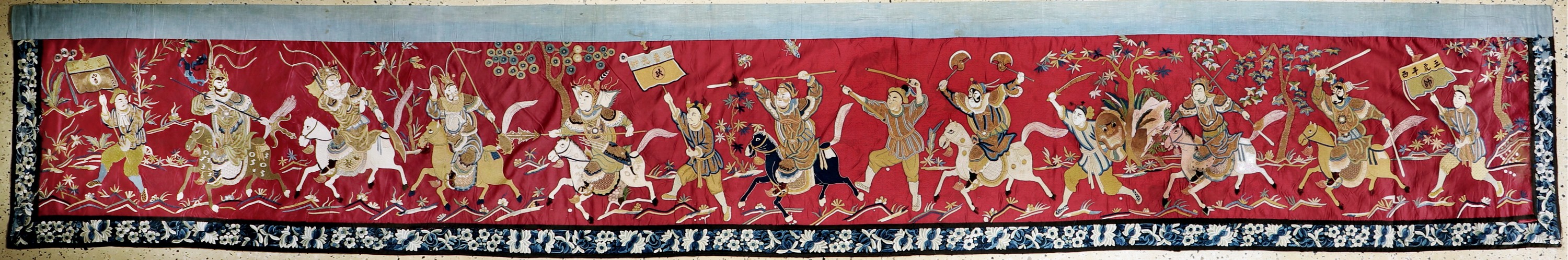 Seide-Metallstickerei Behang, China, um 1900, Seide-Metall auf Seide bestickt, ca. 420 x 66 cm, EHZ: 1-2