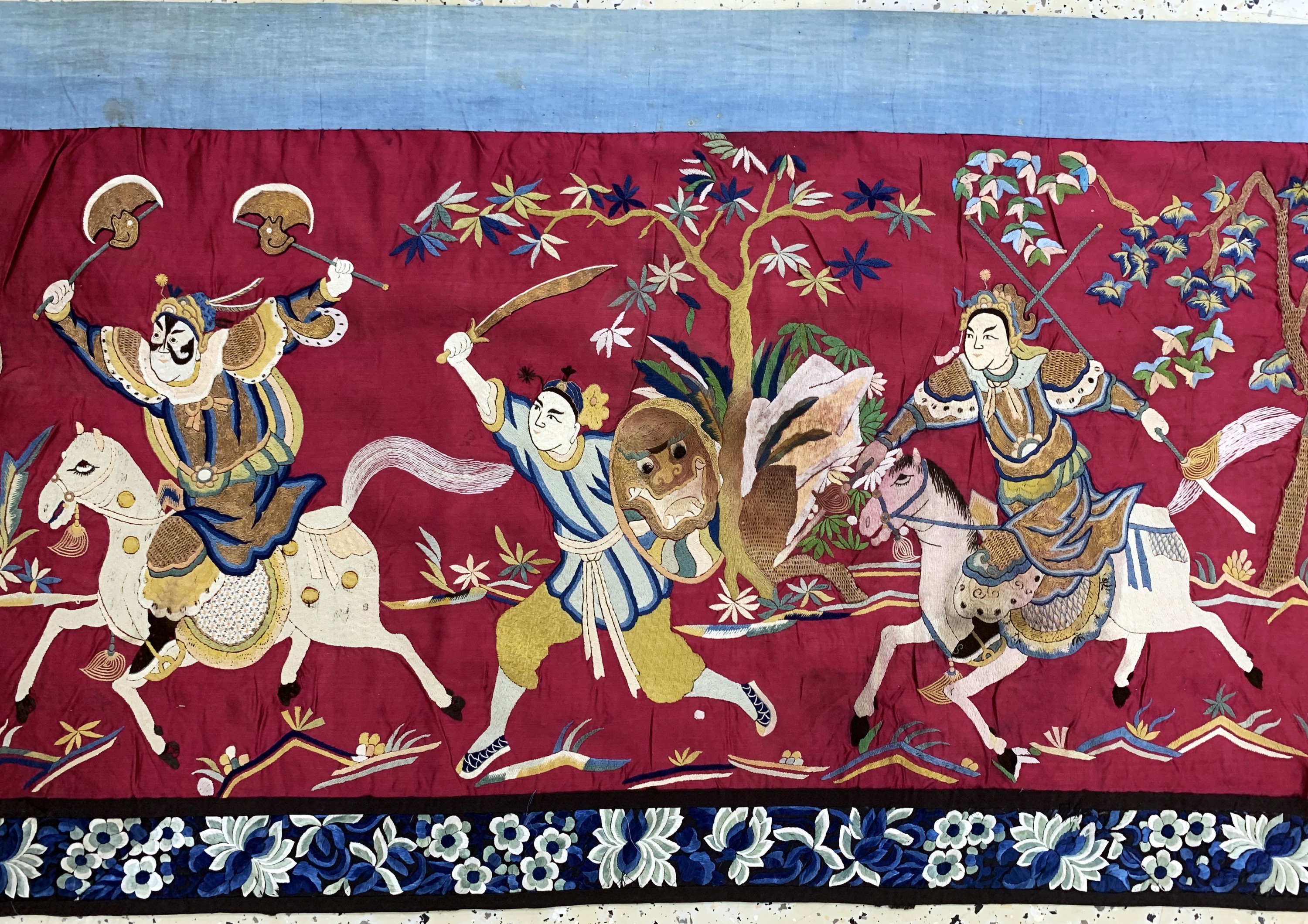 Detail b: Seide-Metallstickerei Behang, China, um 1900, Seide-Metall auf Seide bestickt, ca. 420 x 66 cm, EHZ: 1-2