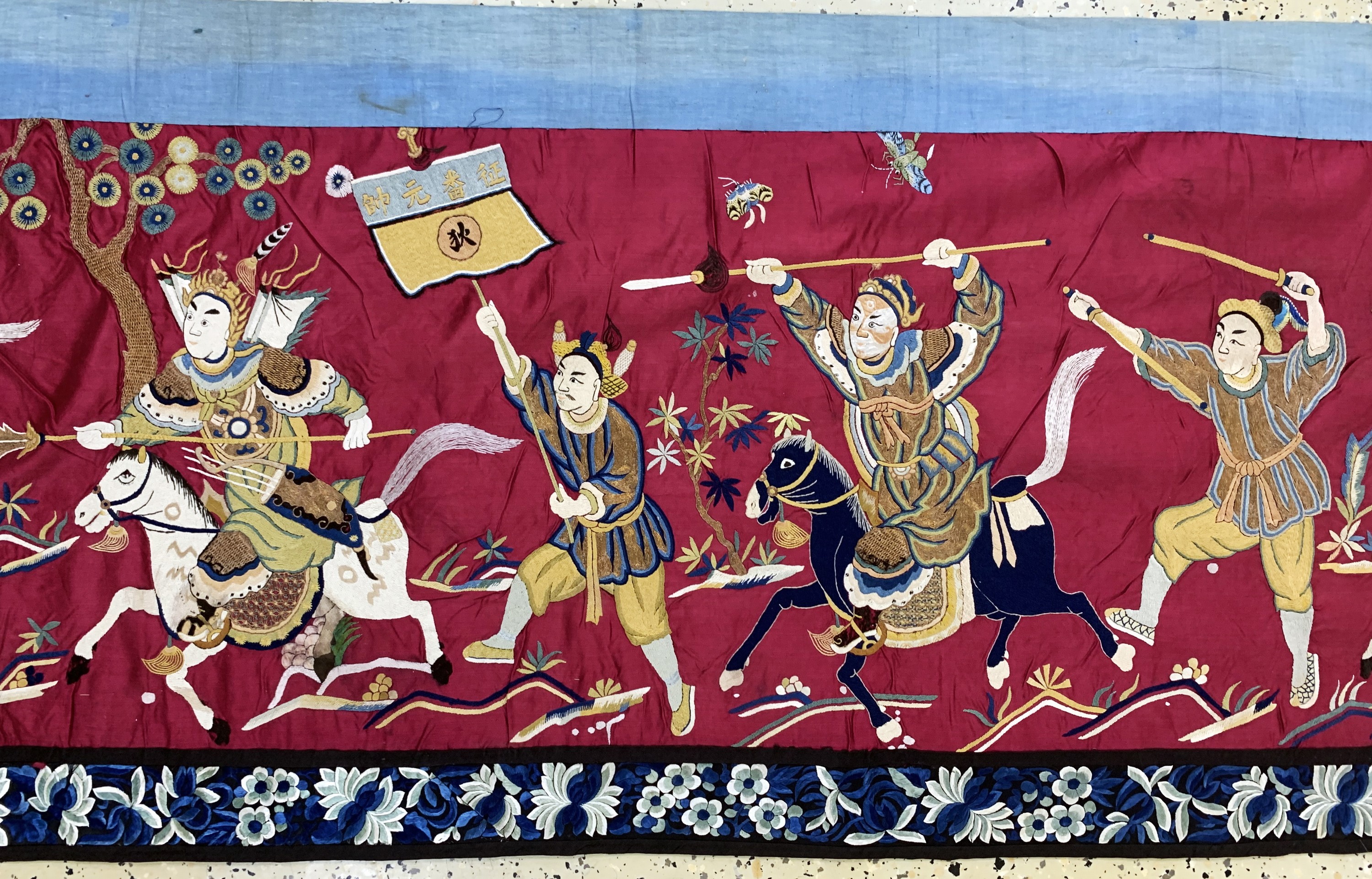 Detail c: Seide-Metallstickerei Behang, China, um 1900, Seide-Metall auf Seide bestickt, ca. 420 x 66 cm, EHZ: 1-2
