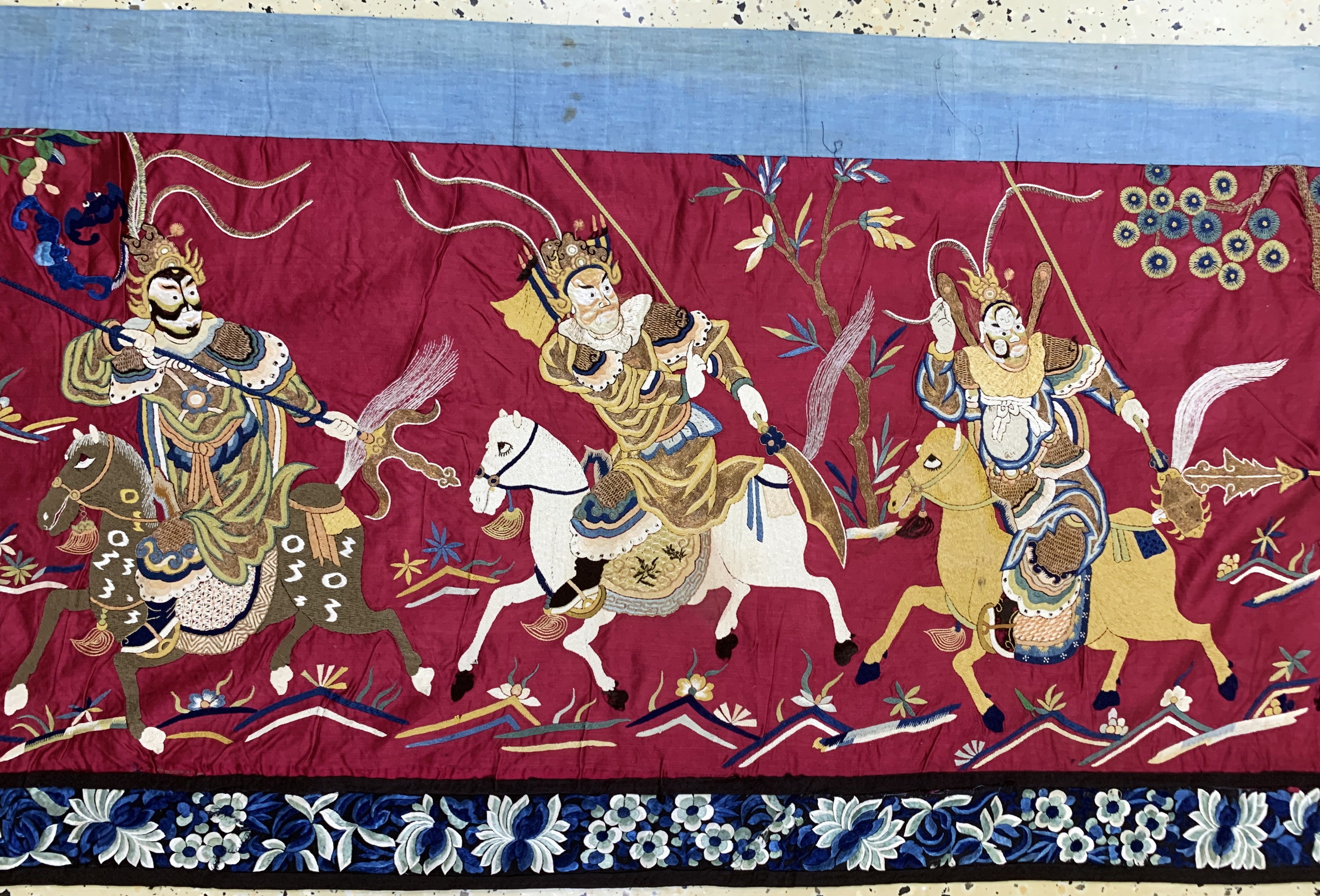 Detail d: Seide-Metallstickerei Behang, China, um 1900, Seide-Metall auf Seide bestickt, ca. 420 x 66 cm, EHZ: 1-2