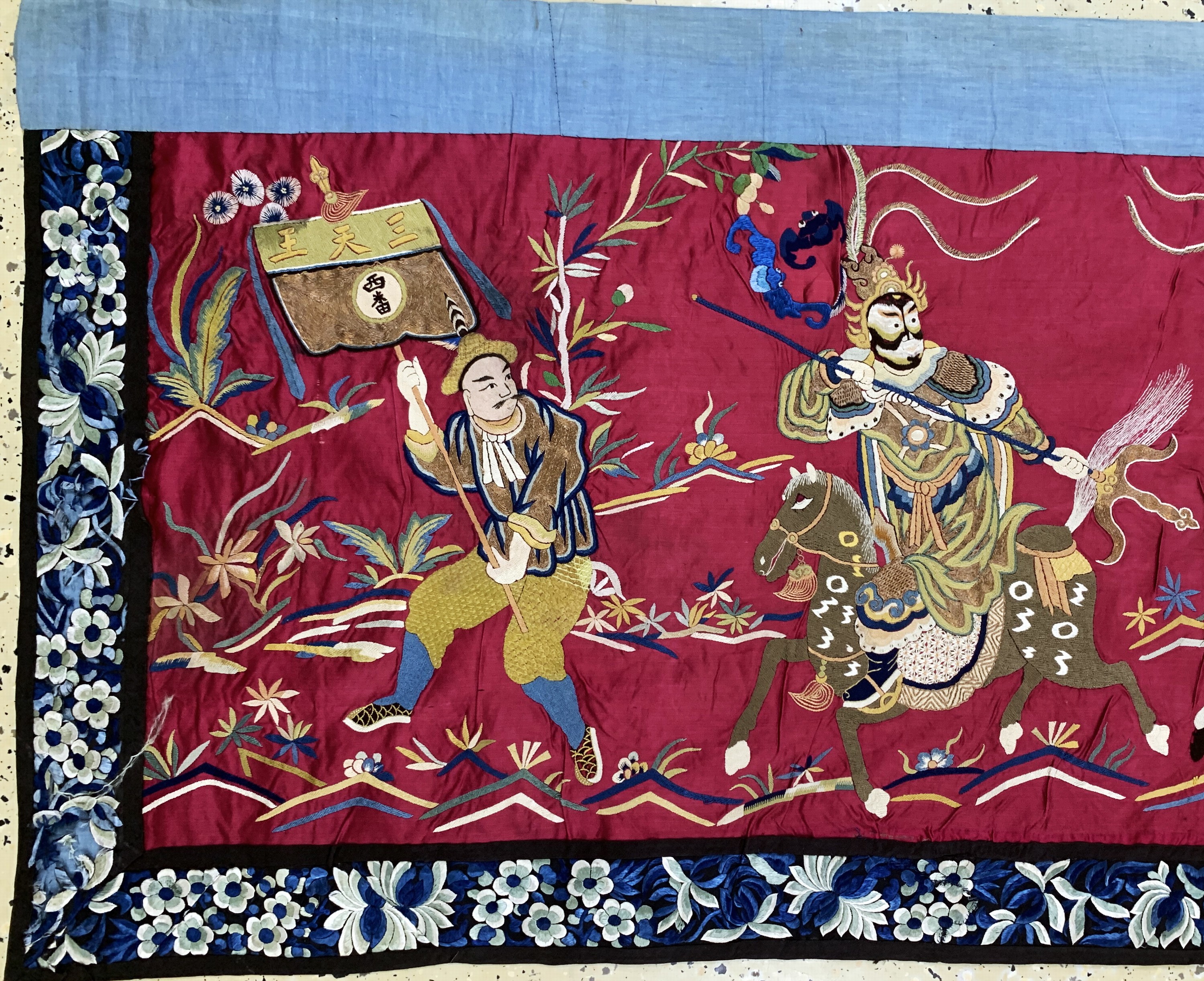 Detail e: Seide-Metallstickerei Behang, China, um 1900, Seide-Metall auf Seide bestickt, ca. 420 x 66 cm, EHZ: 1-2