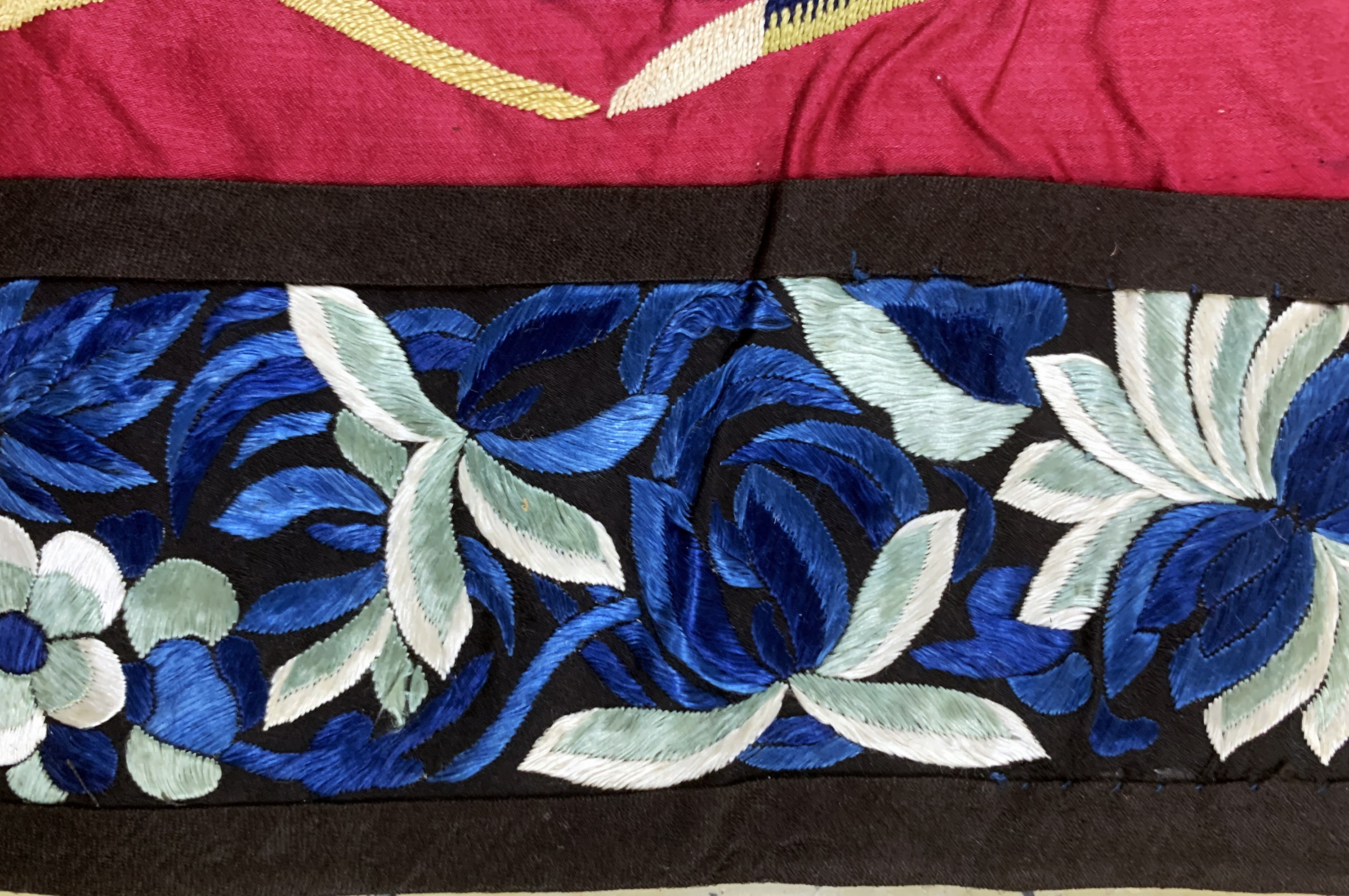 Detail j: Seide-Metallstickerei Behang, China, um 1900, Seide-Metall auf Seide bestickt, ca. 420 x 66 cm, EHZ: 1-2