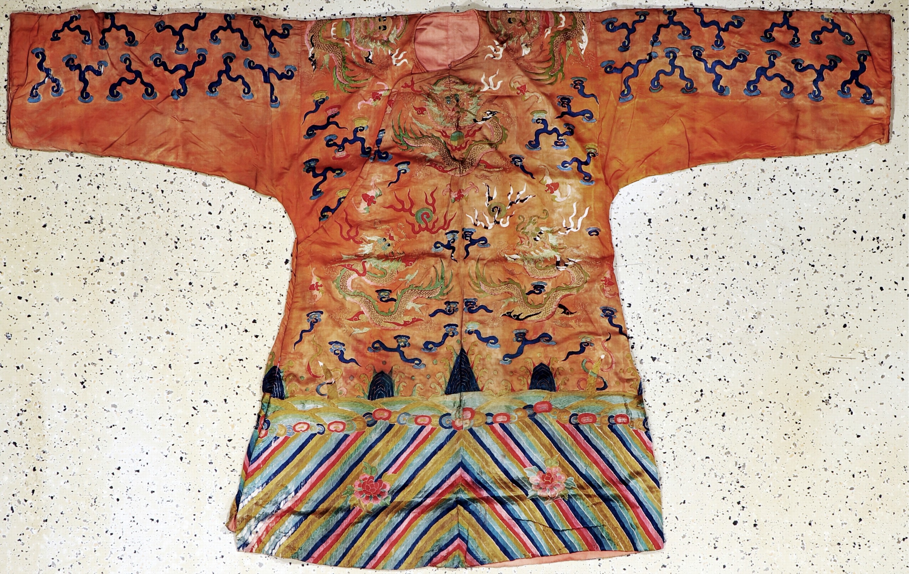 Seiden Robe antik, China, um 1900, Seide-Metallstickerei, ca. 210 x 130 cm, EHZ: 3(fleckig)