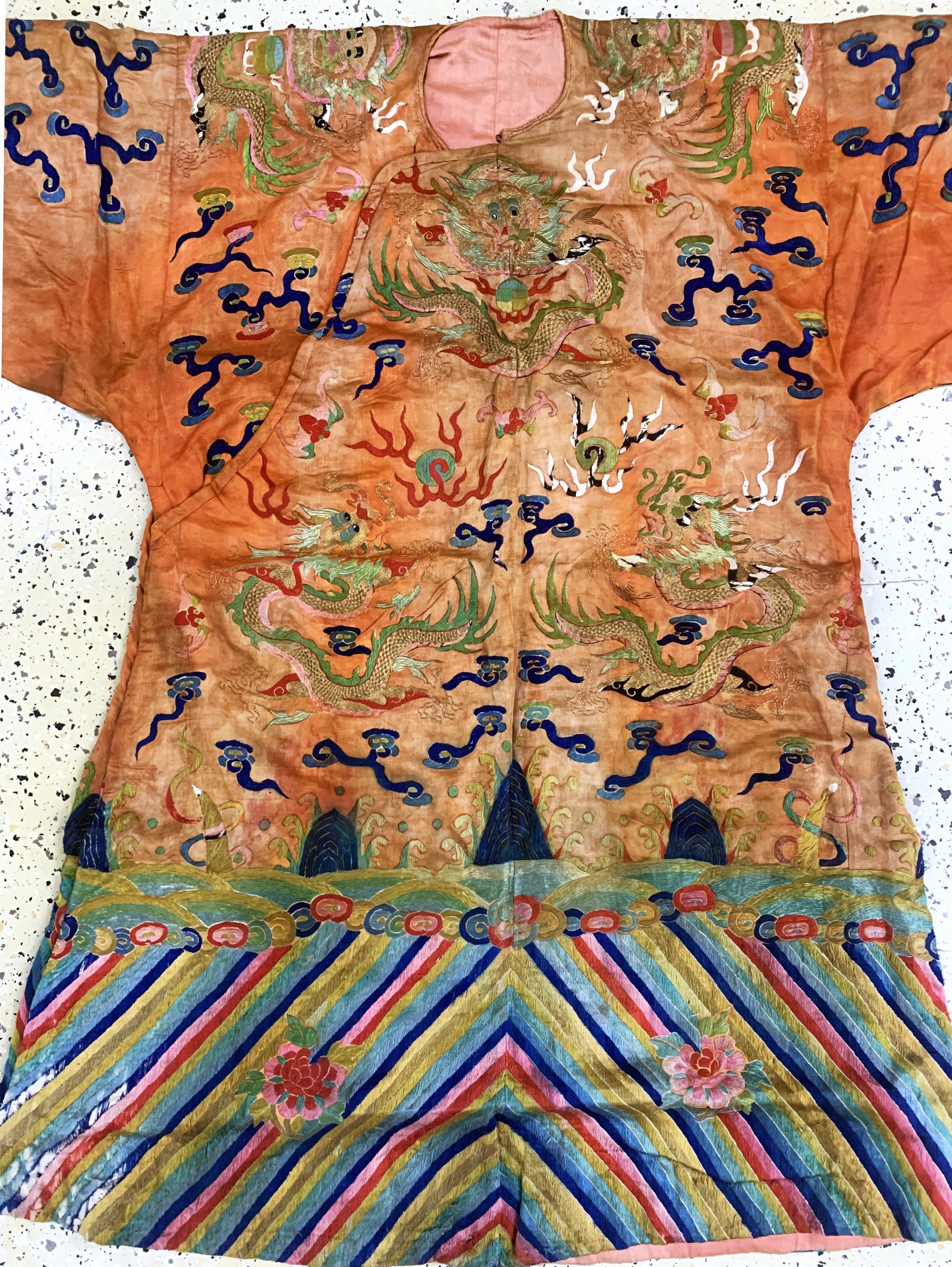 Detail a: Seiden Robe antik, China, um 1900, Seide-Metallstickerei, ca. 210 x 130 cm, EHZ: 3(fleckig)