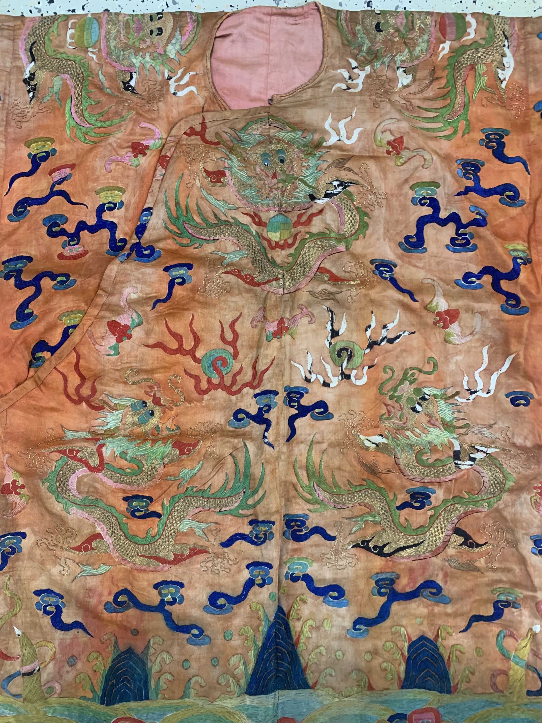 Detail b: Seiden Robe antik, China, um 1900, Seide-Metallstickerei, ca. 210 x 130 cm, EHZ: 3(fleckig)