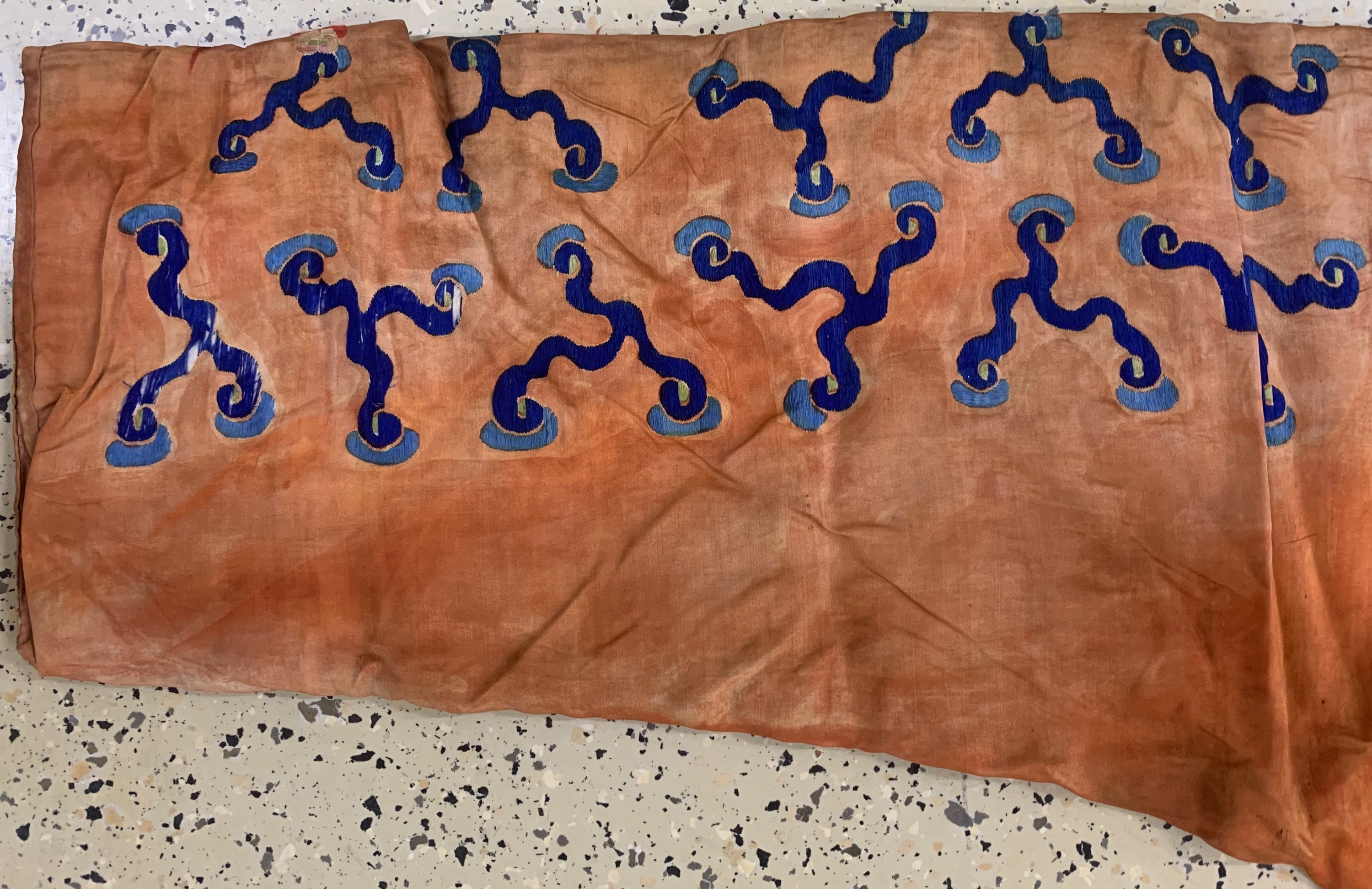 Detail d: Seiden Robe antik, China, um 1900, Seide-Metallstickerei, ca. 210 x 130 cm, EHZ: 3(fleckig)