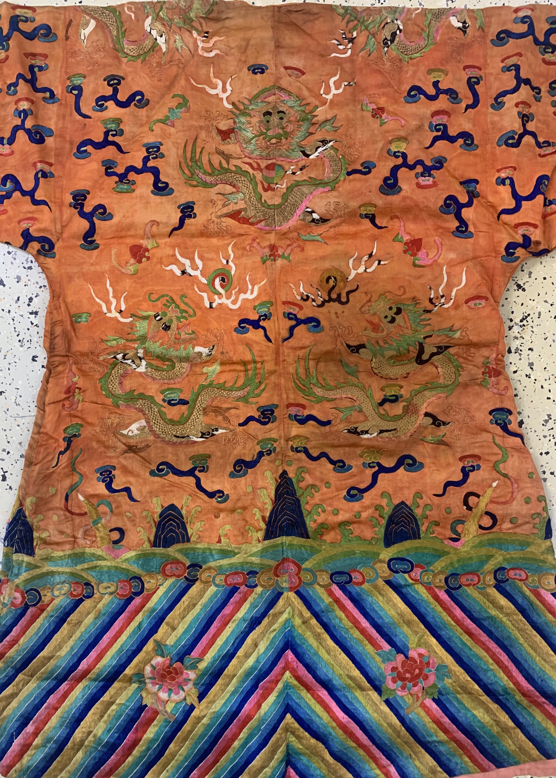 Detail e: Seiden Robe antik, China, um 1900, Seide-Metallstickerei, ca. 210 x 130 cm, EHZ: 3(fleckig)