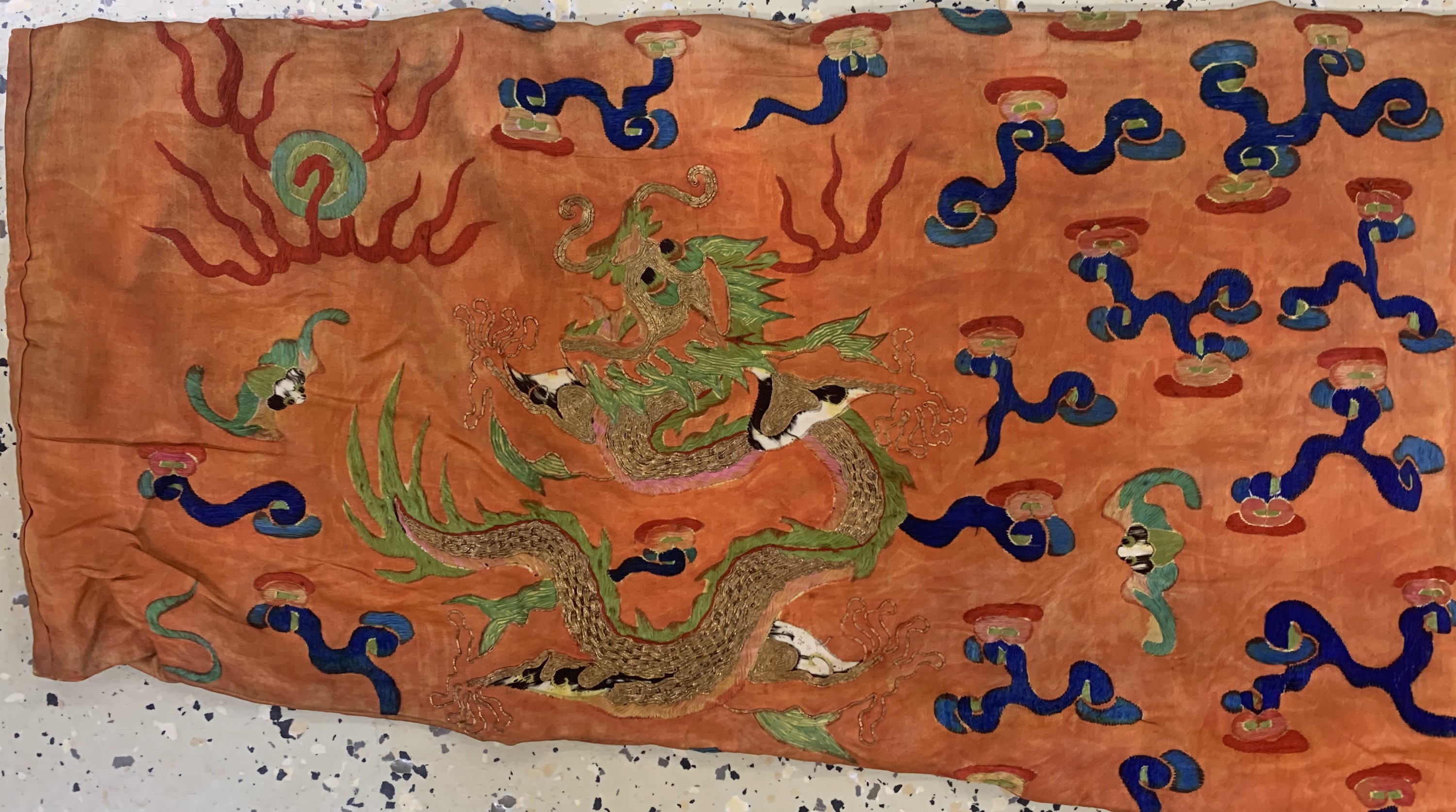 Detail f: Seiden Robe antik, China, um 1900, Seide-Metallstickerei, ca. 210 x 130 cm, EHZ: 3(fleckig)
