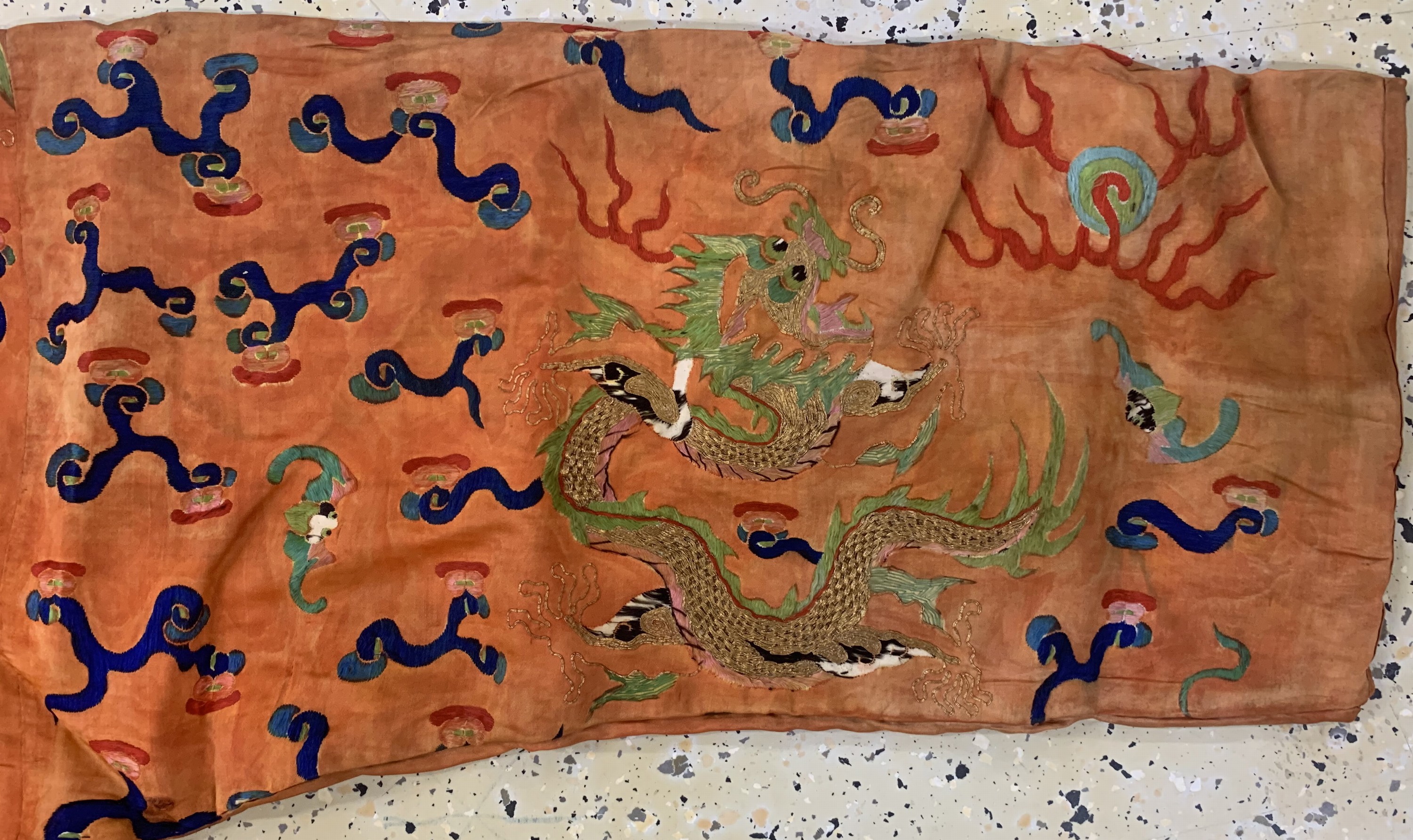 Detail g: Seiden Robe antik, China, um 1900, Seide-Metallstickerei, ca. 210 x 130 cm, EHZ: 3(fleckig)