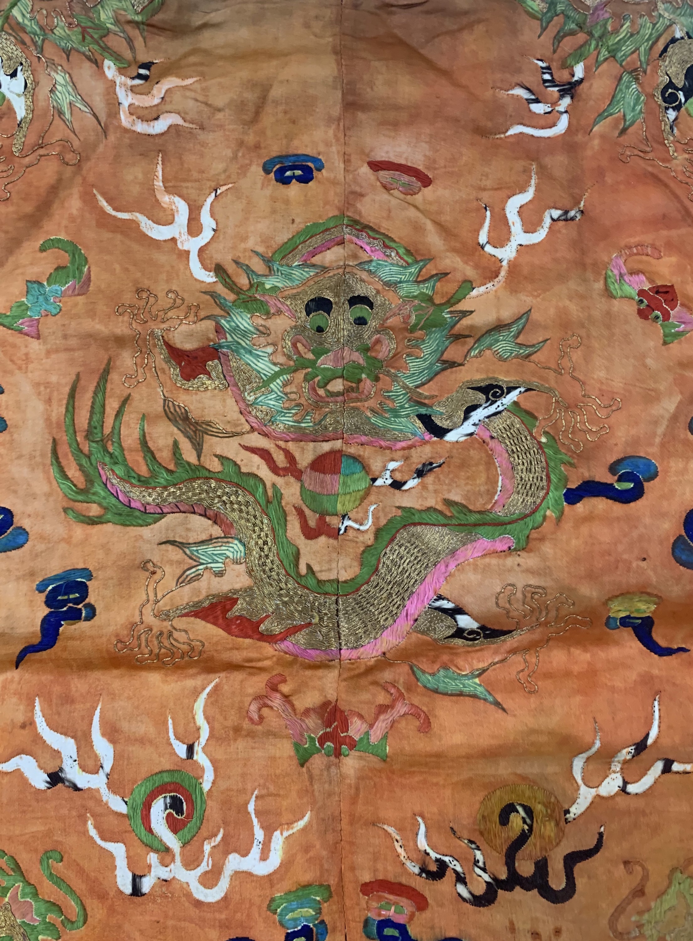 Detail h: Seiden Robe antik, China, um 1900, Seide-Metallstickerei, ca. 210 x 130 cm, EHZ: 3(fleckig)
