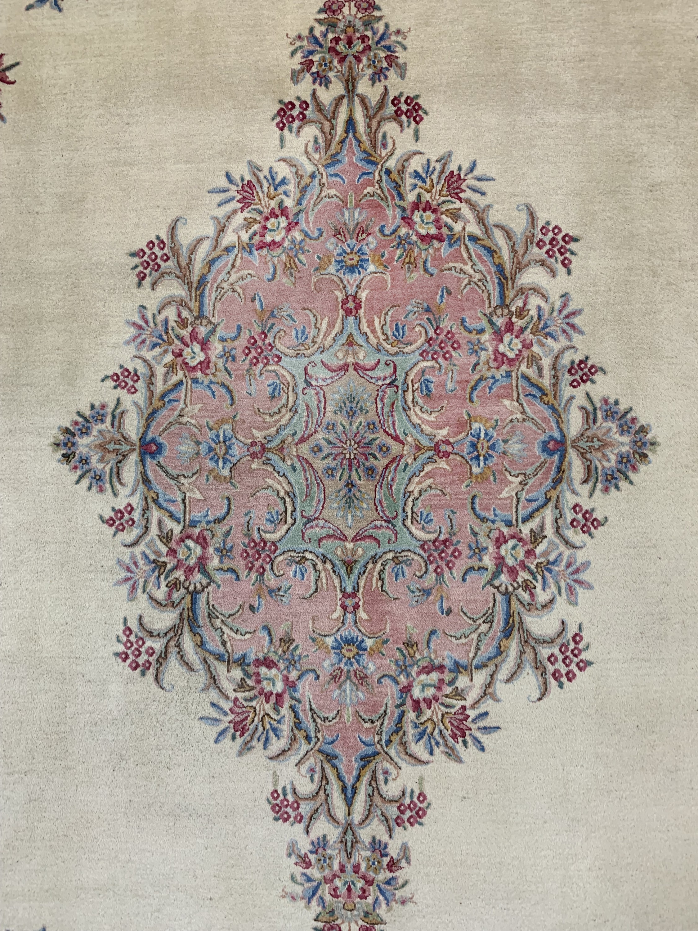 Detail c: Kerman fein Persien, signiert"Ardjomand", Mitte 20.Jhd, Wolle auf Baumwolle, ca. 366 x 276 cm, EHZ: 2