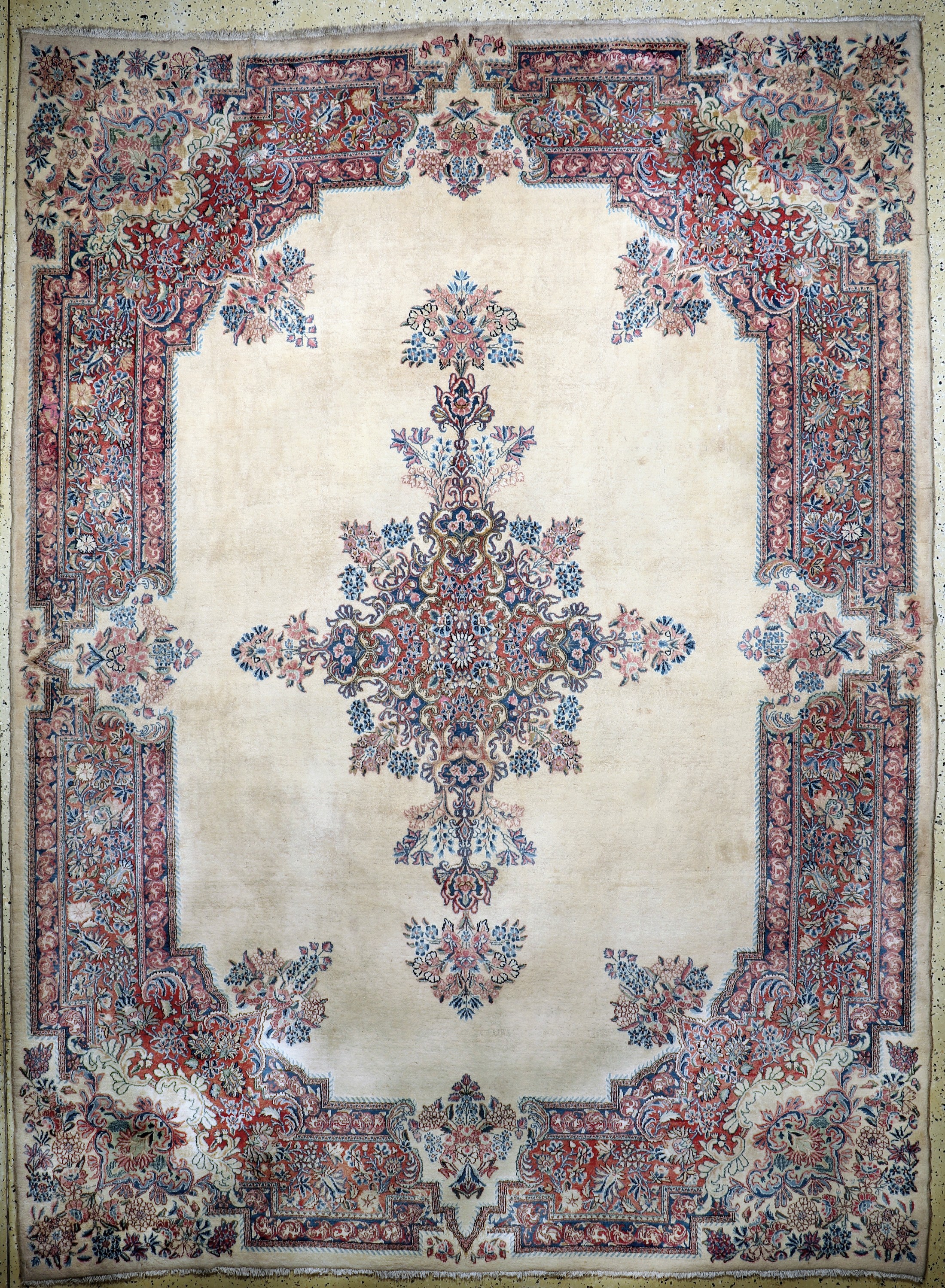Kerman fein alt, Persien, Mitte 20.Jhd, Wolle auf Baumwolle, ca. 386 x 270 cm, Reinigungsbedürftig, EHZ: 3