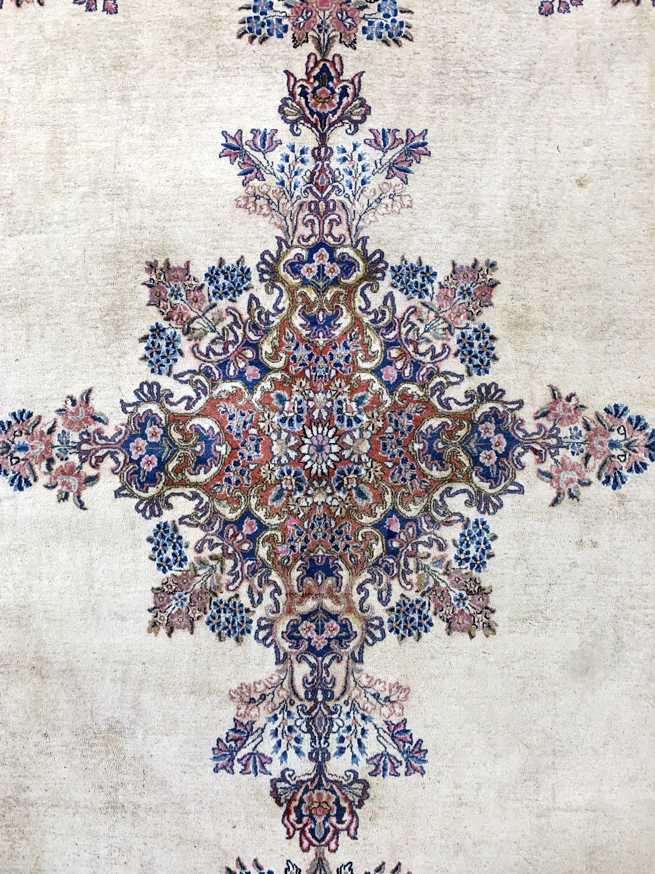 Detail c: Kerman fein alt, Persien, Mitte 20.Jhd, Wolle auf Baumwolle, ca. 386 x 270 cm, Reinigungsbedürftig, EHZ: 3