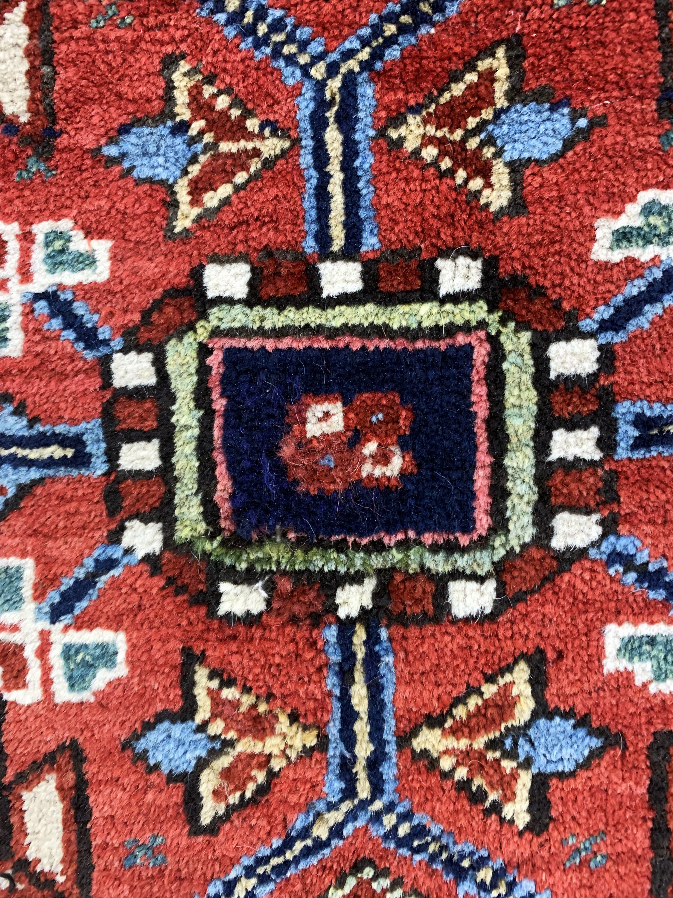 Detail j: Heriz alt, Persien, Anfang 20.Jhd, Wolle auf Baumwolle, ca. 271 x 198 cm, Mottenfraß, EHZ: 3