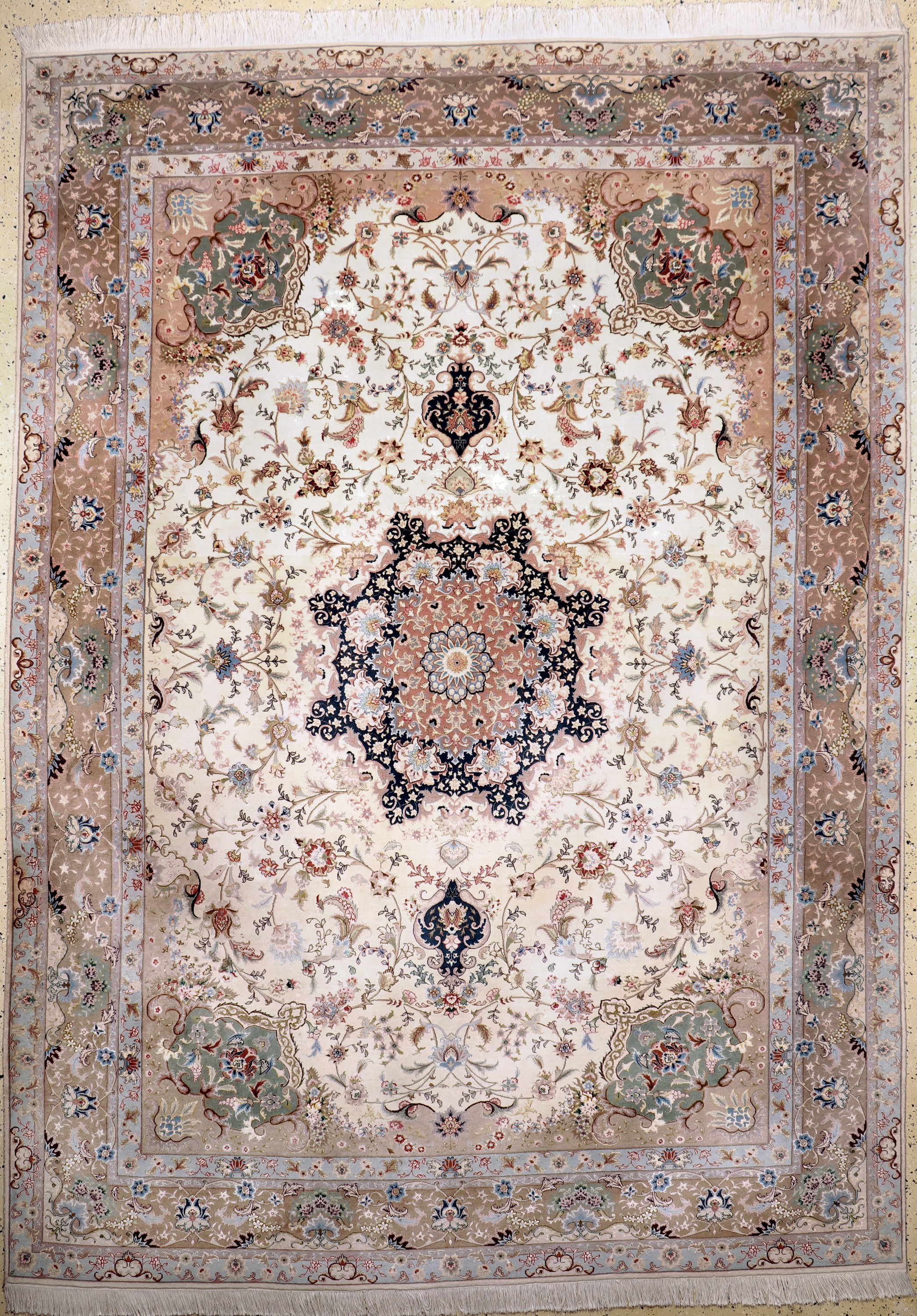 Täbriz fein(50 Raj), Persien, Mitte 20.Jhd,Korkwolle mit Seide, ca. 345 x 250 cm, ca. 500.000 Kn/qm, EHZ: 2(fleckig)
