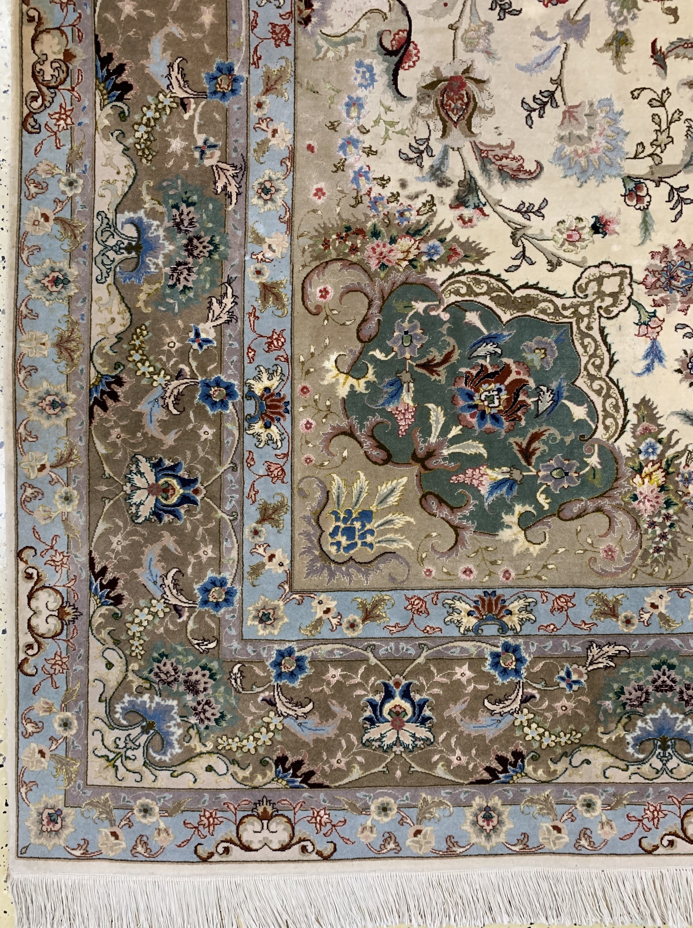 Detail b: Täbriz fein(50 Raj), Persien, Mitte 20.Jhd,Korkwolle mit Seide, ca. 345 x 250 cm, ca. 500.000 Kn/qm, EHZ: 2(fleckig)