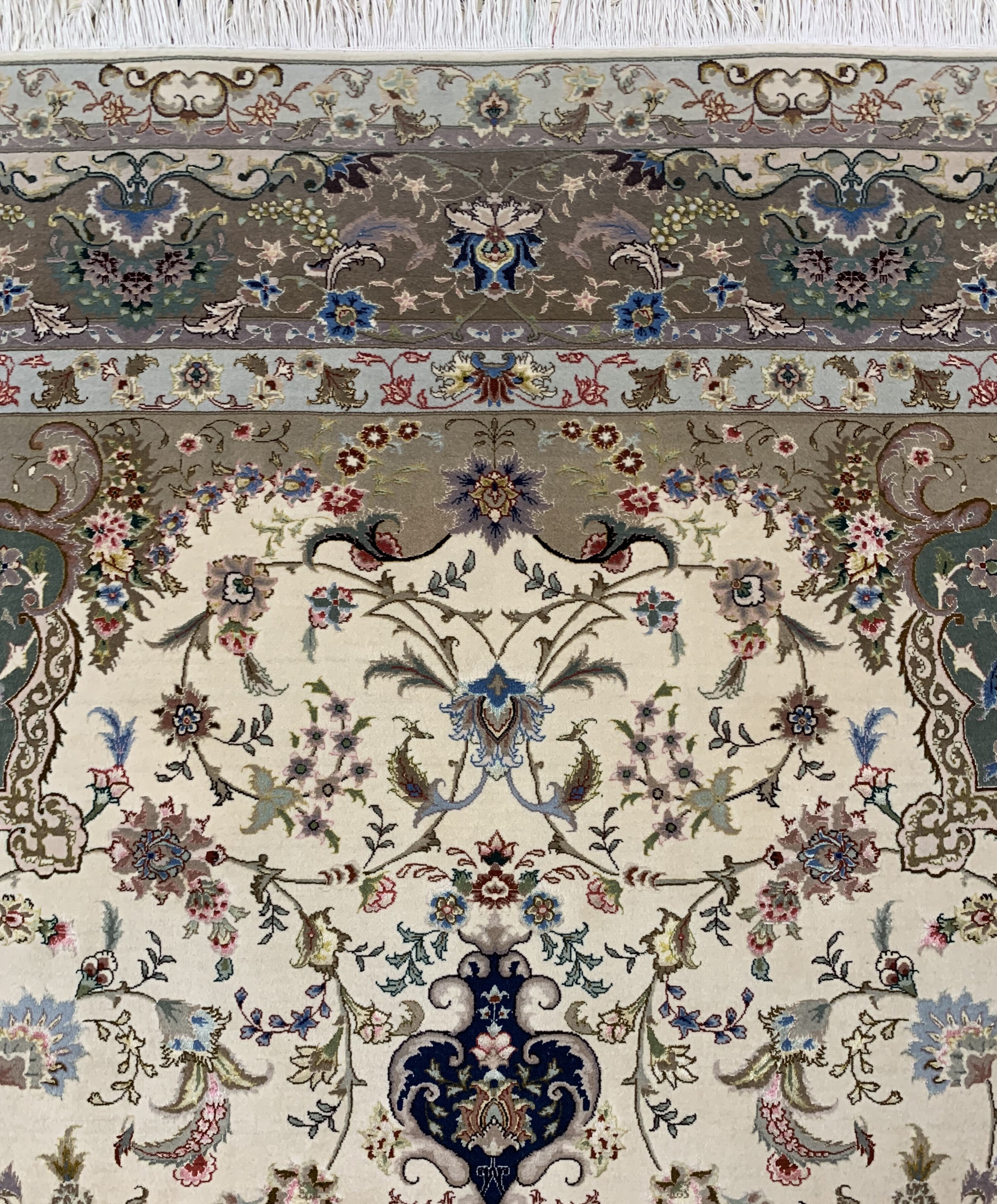 Detail e: Täbriz fein(50 Raj), Persien, Mitte 20.Jhd,Korkwolle mit Seide, ca. 345 x 250 cm, ca. 500.000 Kn/qm, EHZ: 2(fleckig)