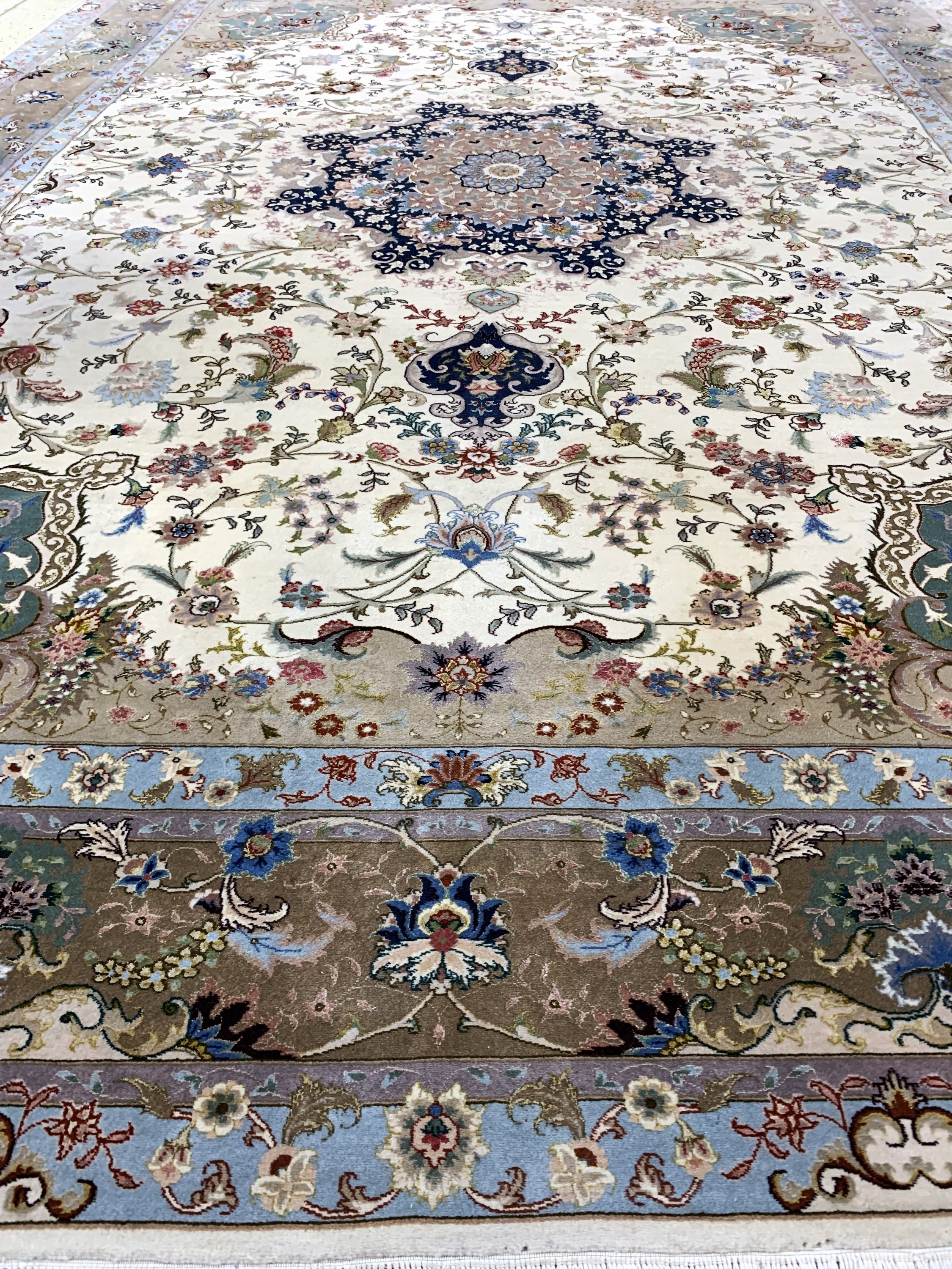 Detail g: Täbriz fein(50 Raj), Persien, Mitte 20.Jhd,Korkwolle mit Seide, ca. 345 x 250 cm, ca. 500.000 Kn/qm, EHZ: 2(fleckig)