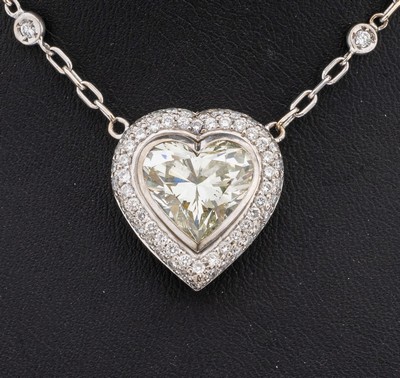 26961040a - 18 kt Gold Diamant-Collier, WG 750/000, qualitätvolle Verarbeitung, herzf. ...