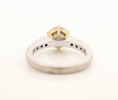 26961041c - 18 kt Gold Brillant-Ring, WG/GG 750/000, mittig in GG gefasster Brillant ca. 1.9670 ct ...