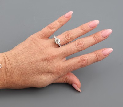 26961041d - 18 kt Gold Brillant-Ring, WG/GG 750/000, mittig in GG gefasster Brillant ca. 1.9670 ct ...