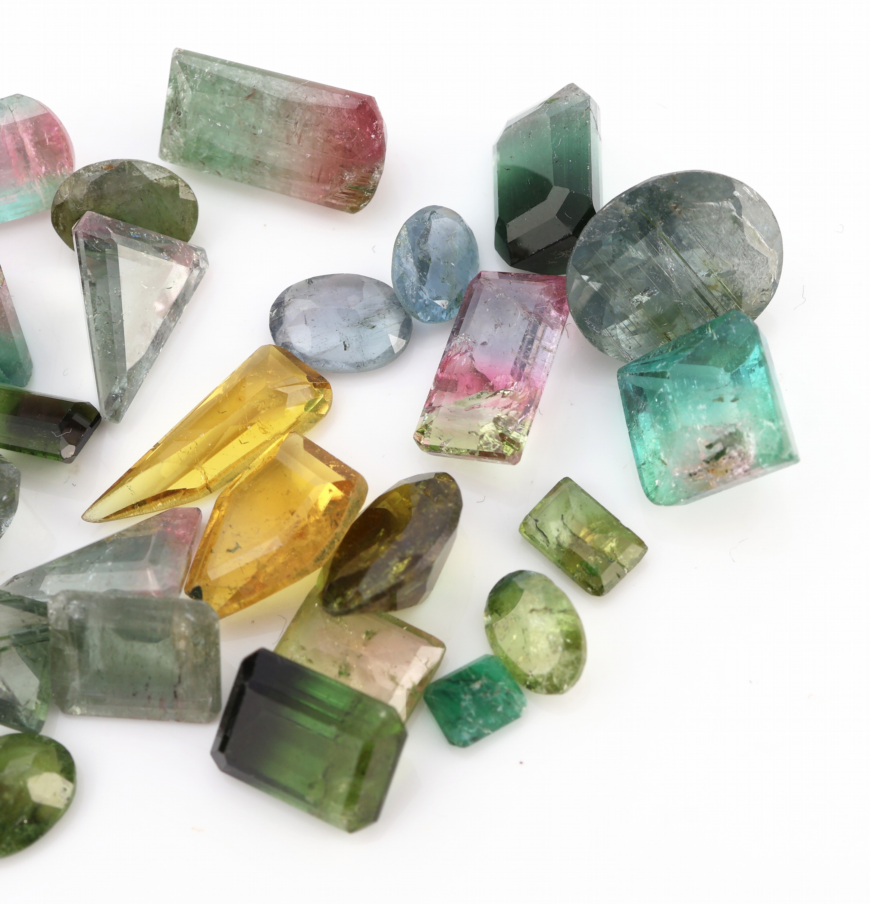 Detail a: Lot lose Turmaline, zus. ca 78.52 ct, versch. Schliffformen, Größen und Farbnuancen, teilw. Wassermelonen-Turmaline, Ausfassware, teilw. besch.