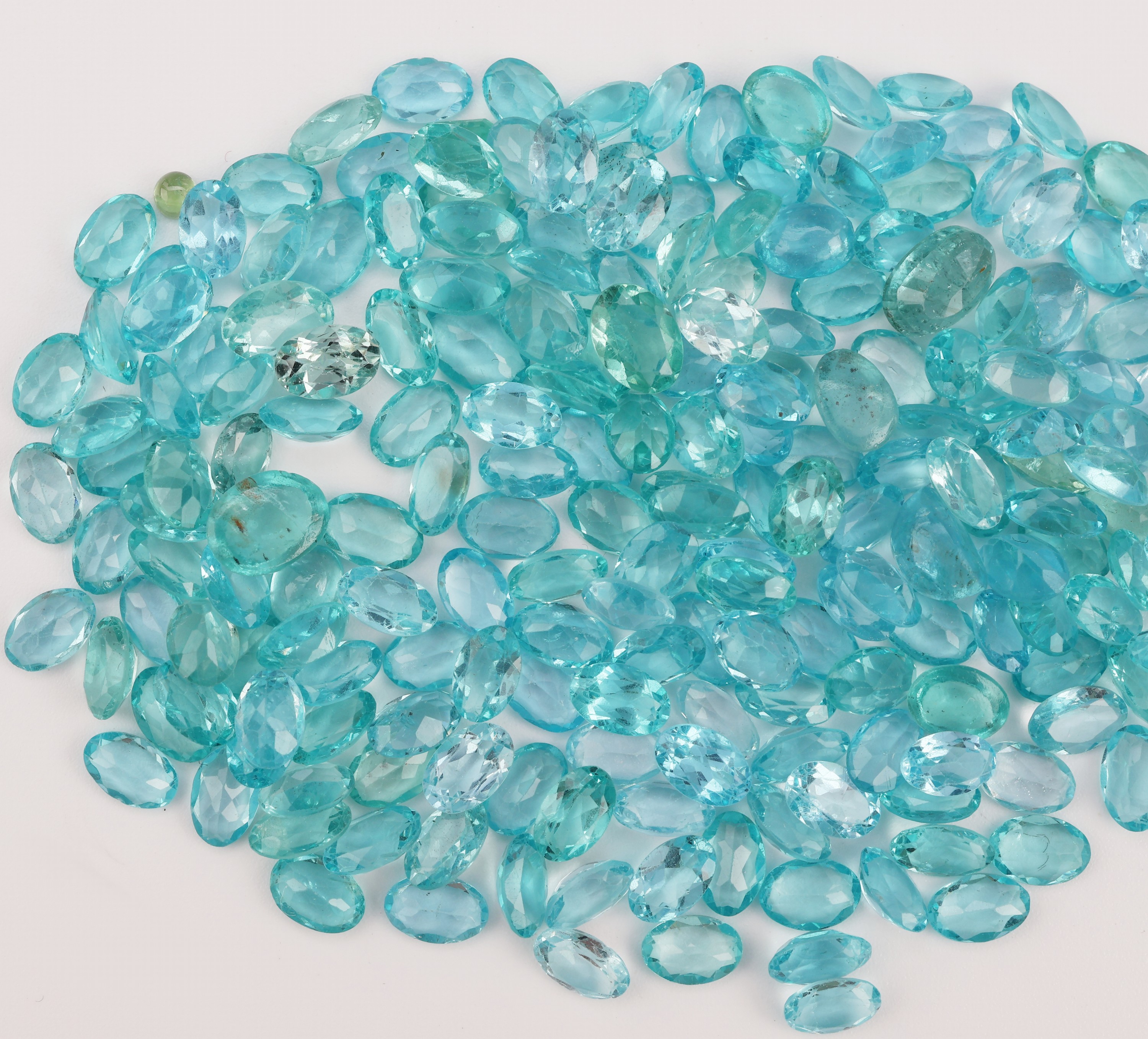 Detail a: Lot lose Apatite, zus. ca. 87.92 ct, versch. Schliffformen, Größen und Farbnuancen