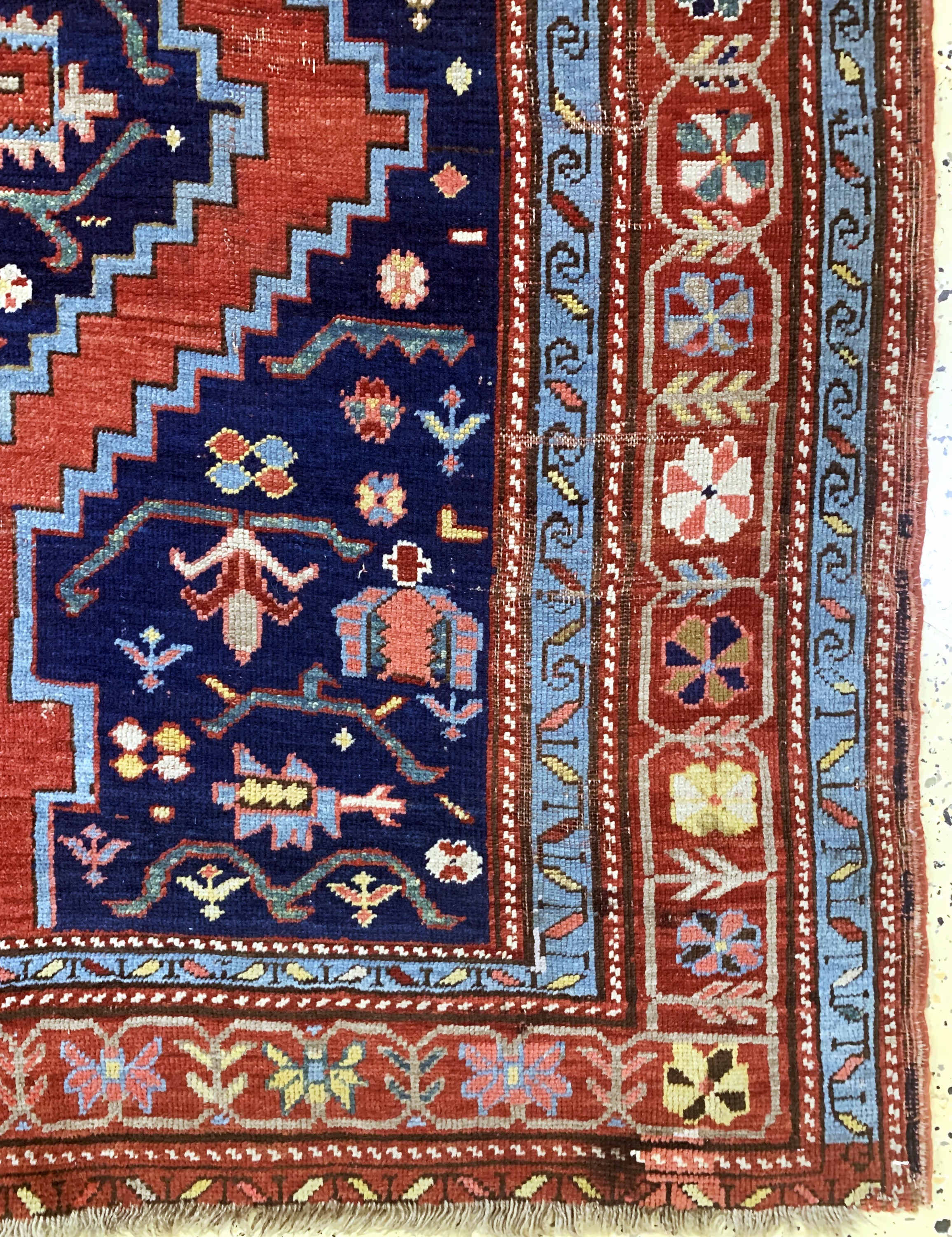 Detail a: Karabagh antik, Kaukasus, 19.Jhd, Wolle aufWolle, ca. 400 x 170 cm, EHZ: 3(restauriert).