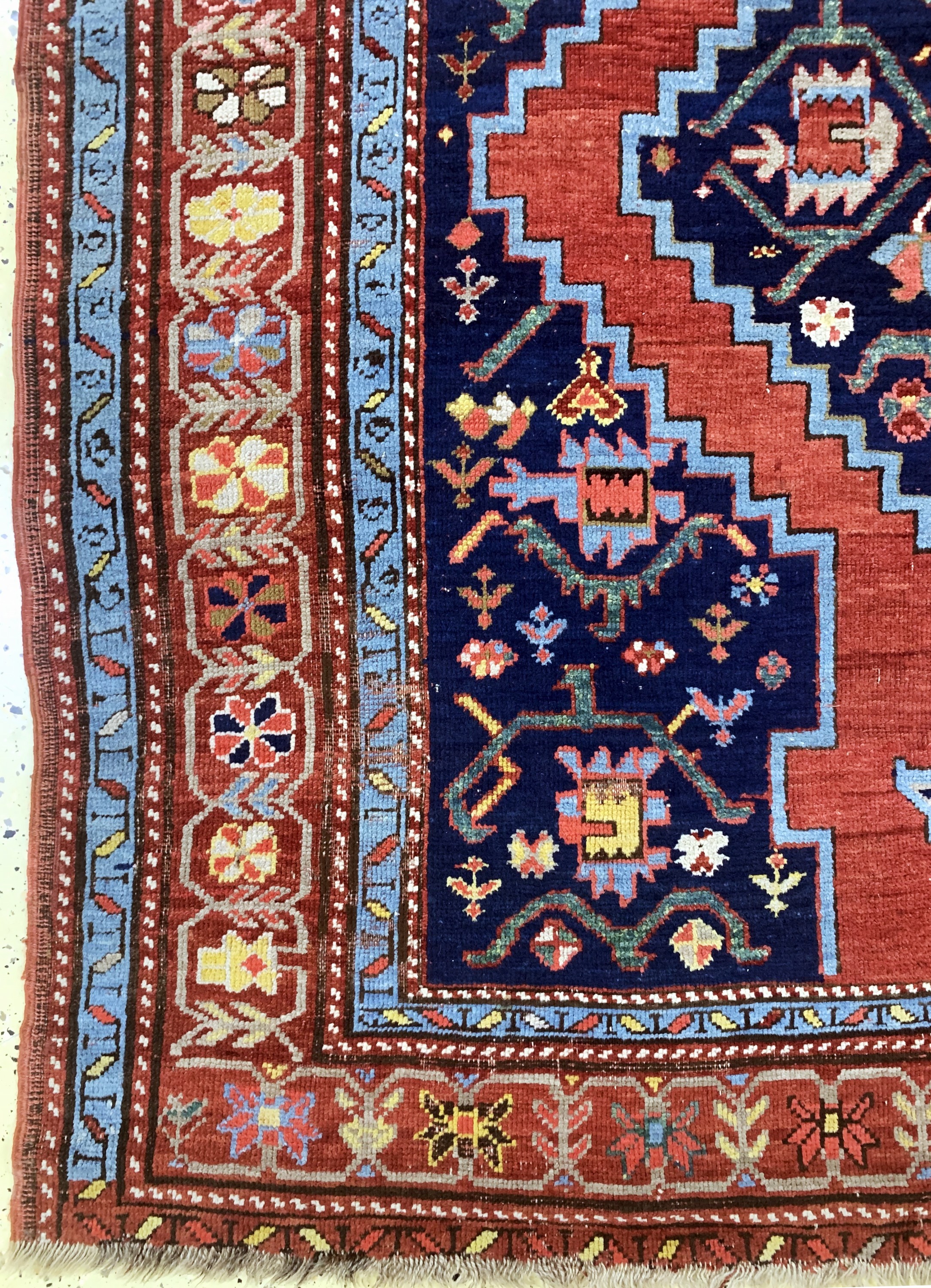 Detail b: Karabagh antik, Kaukasus, 19.Jhd, Wolle aufWolle, ca. 400 x 170 cm, EHZ: 3(restauriert).