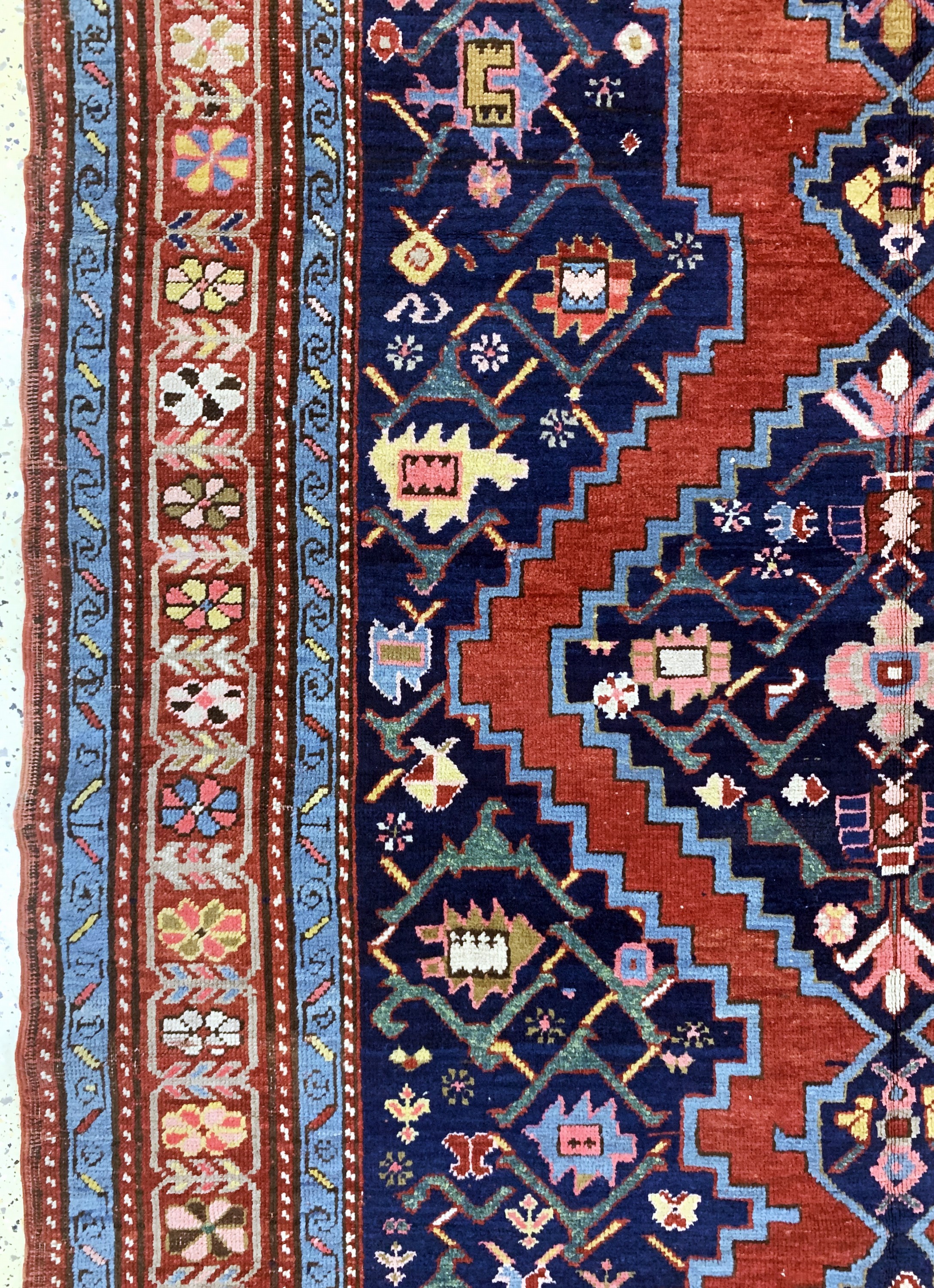 Detail c: Karabagh antik, Kaukasus, 19.Jhd, Wolle aufWolle, ca. 400 x 170 cm, EHZ: 3(restauriert).