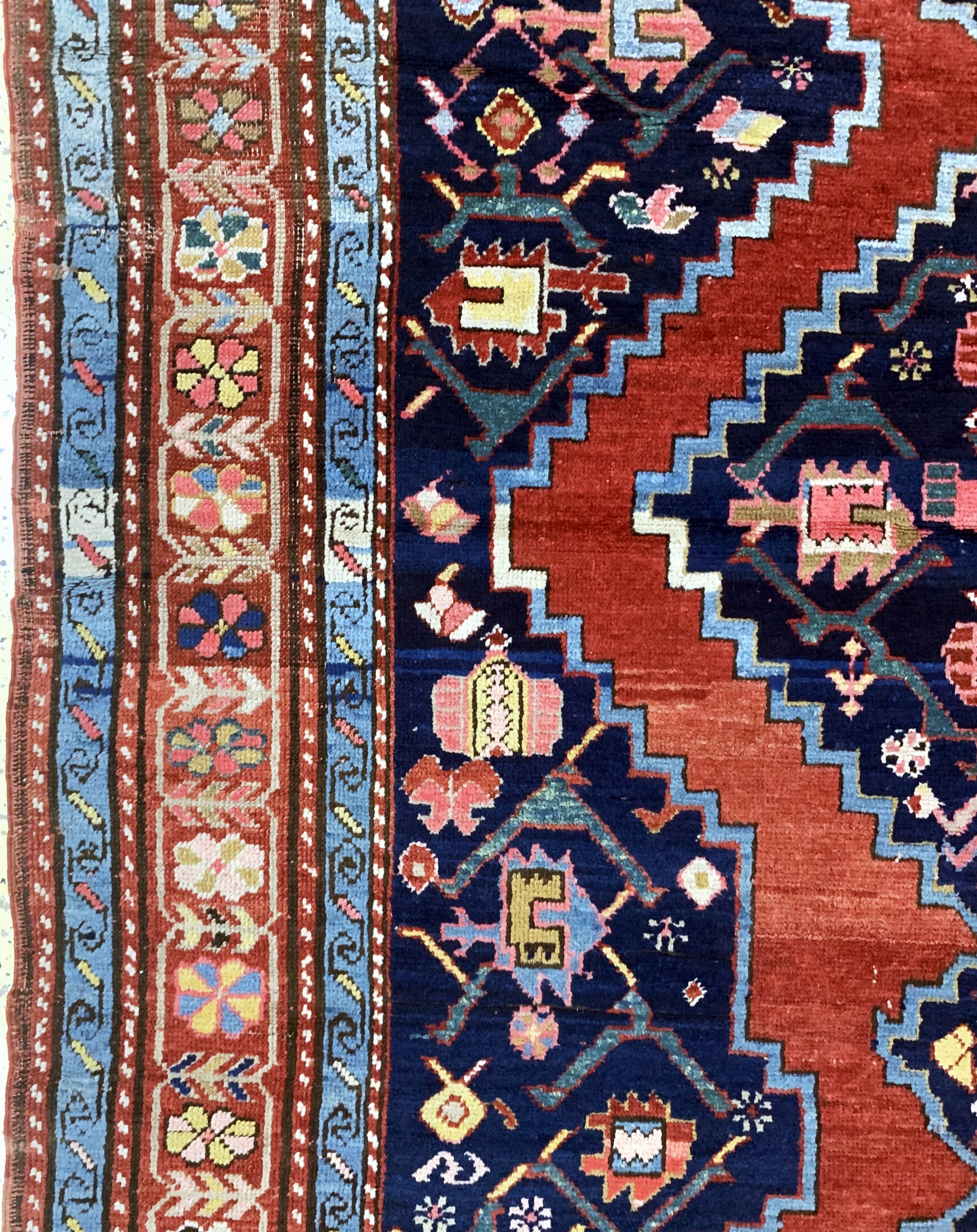 Detail e: Karabagh antik, Kaukasus, 19.Jhd, Wolle aufWolle, ca. 400 x 170 cm, EHZ: 3(restauriert).
